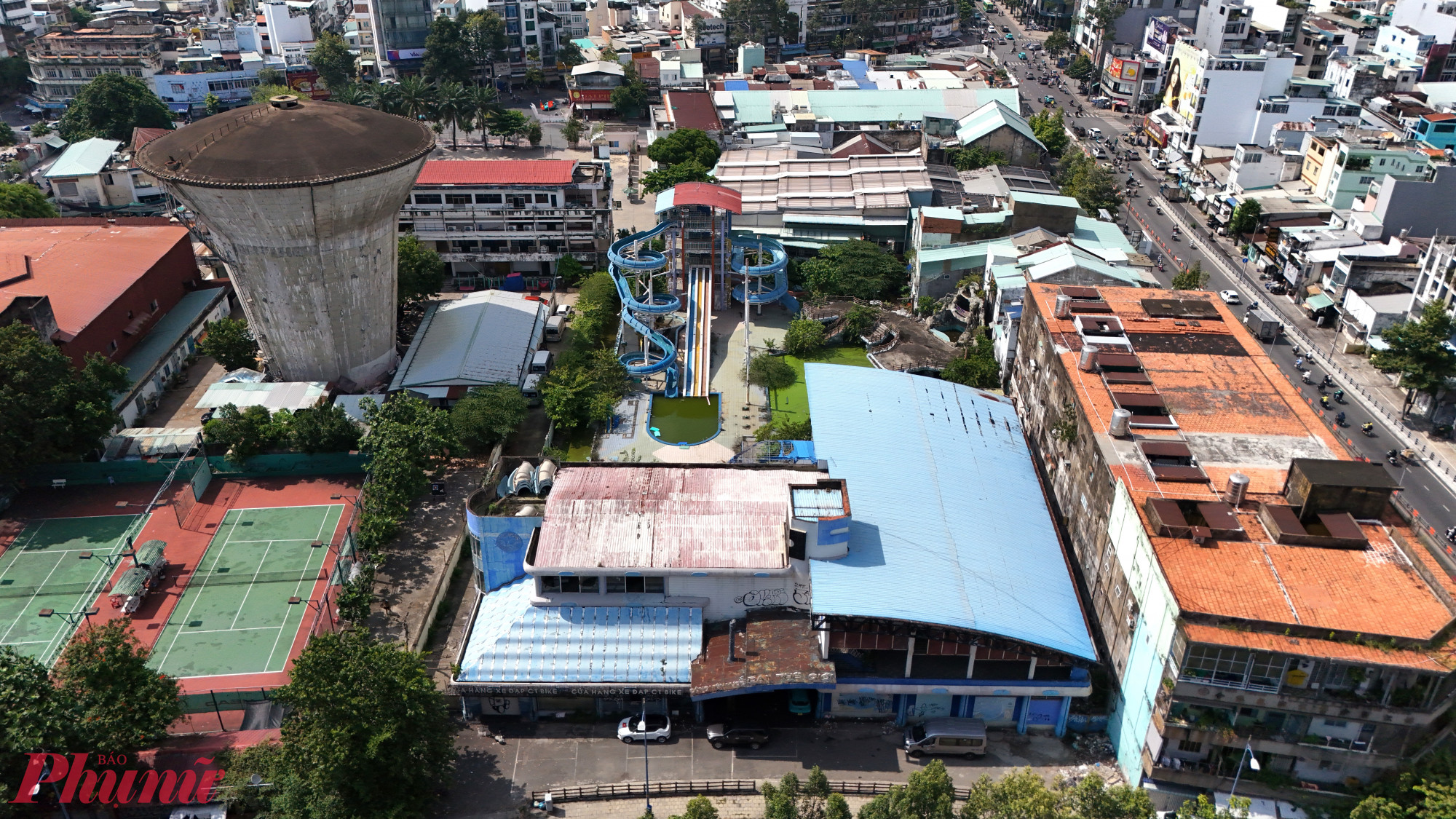C&ocirc;ng vi&ecirc;n nước Đại Thế Giới đi v&agrave;o hoạt động từ năm 1999, tọa lạc tr&ecirc;n đường V&otilde; Văn Kiệt (trước đ&acirc;y thuộc phường 6, quận 5, nay l&agrave; phường An Đ&ocirc;ng). Đ&acirc;y từng l&agrave; một trong những điểm vui chơi giải tr&iacute; nổi bật của TPHCM, s&aacute;nh ngang c&ugrave;ng c&aacute;c địa danh như c&ocirc;ng vi&ecirc;n Đầm Sen v&agrave; Thảo Cầm Vi&ecirc;n. 