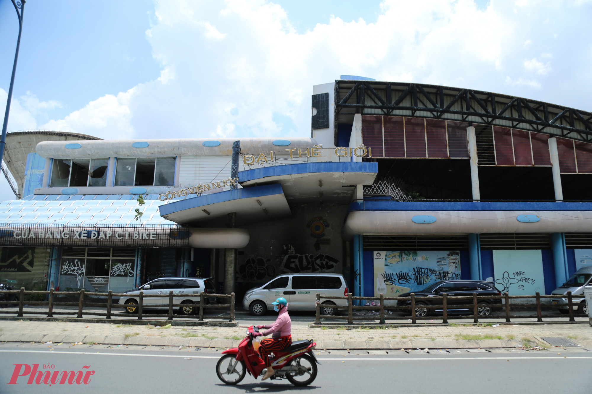 Tuy nhi&ecirc;n, từ đầu năm 2020, c&ocirc;ng vi&ecirc;n nước Đại Thế Giới bất ngờ ngừng hoạt động v&agrave; kể từ đ&oacute;, khu vực n&agrave;y bị bỏ hoang, g&acirc;y tiếc nuối cho nhiều người từng gắn b&oacute; với nơi đ&acirc;y.