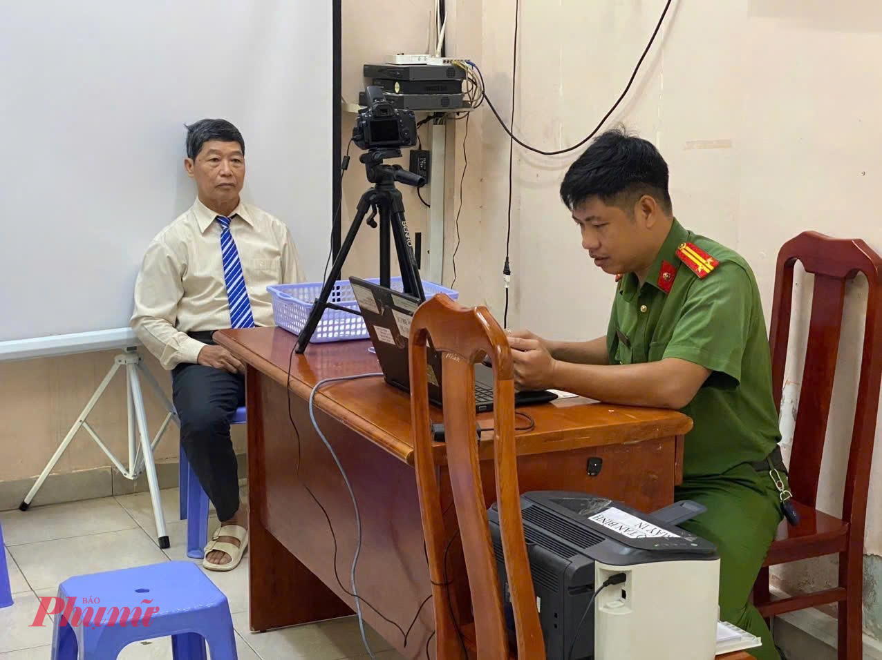 Phường T&acirc;n Sơn Nhất cấp đổi thẻ đảng vi&ecirc;n cả cuối tuần để kịp tiến độ - Ảnh: Thanh T&acirc;m