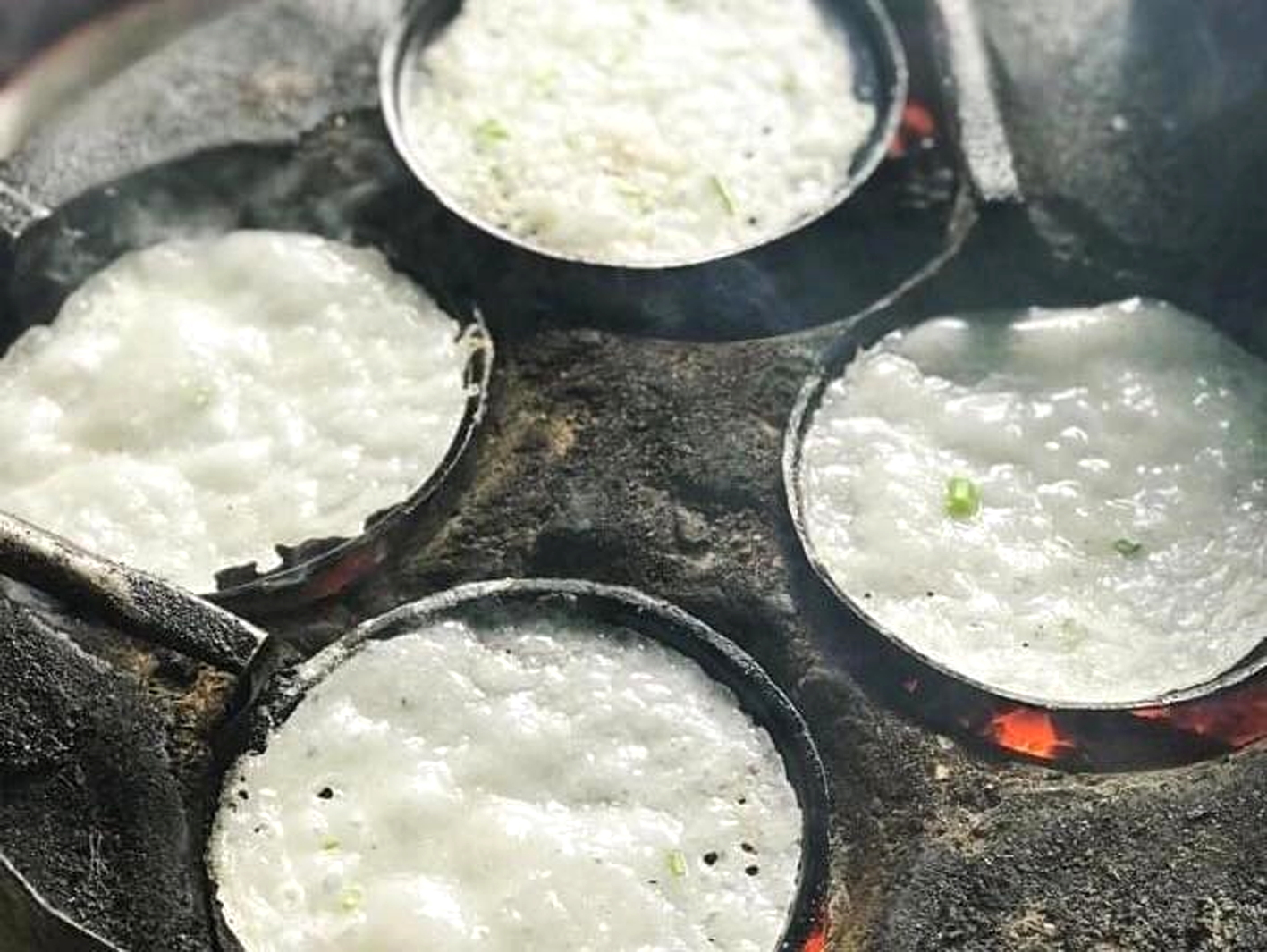 M&oacute;n b&aacute;nh x&egrave;o d&acirc;n d&atilde; qu&ecirc; t&ocirc;i chỉ c&oacute; vỏ b&aacute;nh với m&agrave;u trắng thuần khiết của bột điểm ch&uacute;t h&agrave;nh l&aacute; - Ảnh do t&aacute;c giả cung cấp
