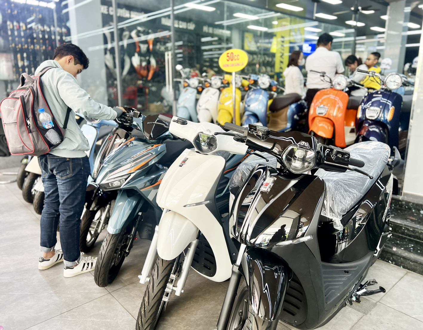 Nhiều d&ograve;ng xe m&aacute;y điện hiện nay c&oacute; kiểu d&aacute;ng kh&aacute; giống với xe xăng được người ti&ecirc;u d&ugrave;ng quan t&acirc;m, tuy nhi&ecirc;n c&aacute;c điểm sạc c&ograve;n hạn chế khiến nhiều người chưa sẵn s&agrave;ng chọn mua. Ảnh Quốc Th&aacute;i 