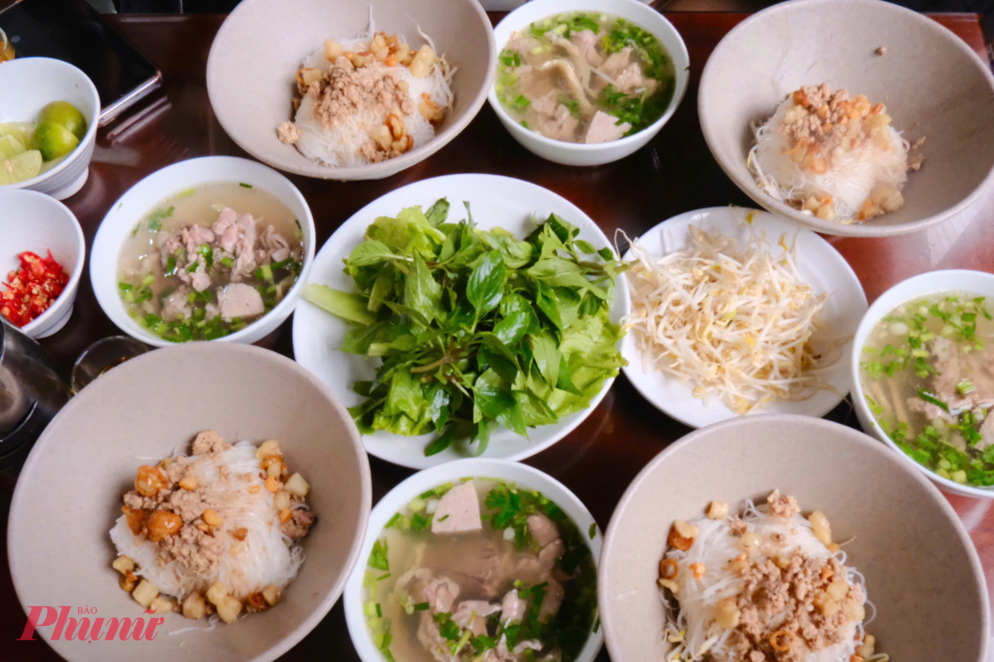 Mở đầu ng&agrave;y thứ hai, ta sẽ men theo những con dốc để đến qu&aacute;n phở kh&ocirc; Hồng (22-24, Nguyễn Văn Trỗi, phường Pleiku) để d&ugrave;ng bữa s&aacute;ng. Phở ở đ&acirc;y c&oacute; hương vị thơm ngon, độc đ&aacute;o hơn so với nhiều nơi kh&aacute;c. Ngọc Sơn g&acirc;y thương nhớ bởi sợi phở mềm, nước tương đen sền sệt, nhiều loại topping thơm ngon, đặc biệt l&agrave; rất nhiều thịt. Tuy mỗi suất phở của qu&aacute;n chỉ c&oacute; gi&aacute; 35.000 VND nhưng v&ocirc; c&ugrave;ng đầy đặn, chất lượng. 