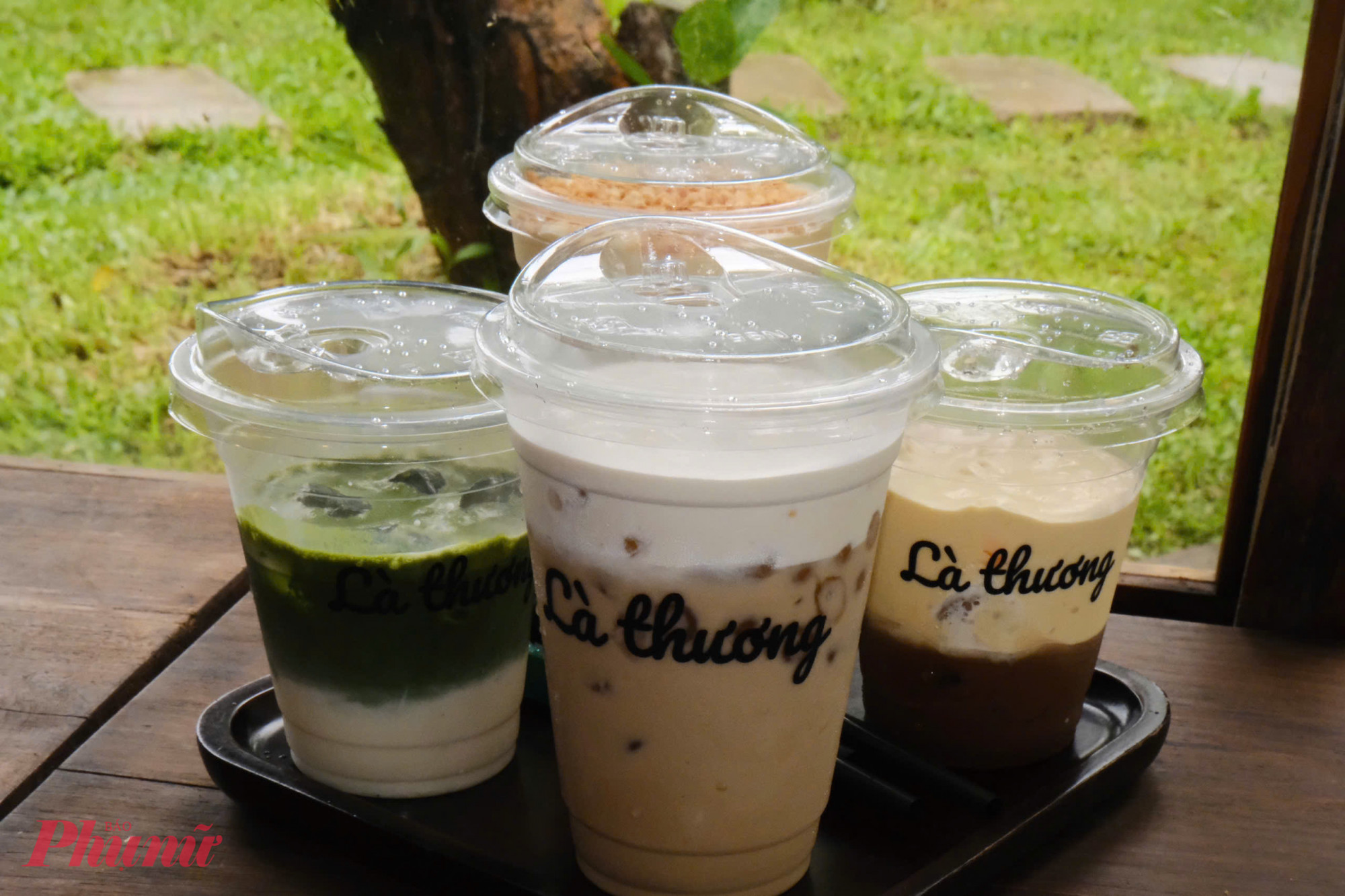 Bước ch&acirc;n v&agrave;o L&agrave; Thương, bạn sẽ ngay lập tức cảm nhận được sự mộc mạc, giản dị nhưng v&ocirc; c&ugrave;ng tinh tế. Qu&aacute;n được thiết kế theo phong c&aacute;ch vintage kết hợp với hơi thở của phố n&uacute;i Pleiku, với những bộ b&agrave;n ghế gỗ, tường gạch th&ocirc; v&agrave; nhiều c&acirc;y xanh xung quanh. &Aacute;nh s&aacute;ng dịu nhẹ từ những chiếc đ&egrave;n v&agrave;ng tạo n&ecirc;n một bầu kh&ocirc;ng kh&iacute; ấm c&uacute;ng, th&iacute;ch hợp để đọc s&aacute;ch, l&agrave;m việc hay đơn giản l&agrave; thả m&igrave;nh v&agrave;o những bản nhạc acoustic nhẹ nh&agrave;ng.