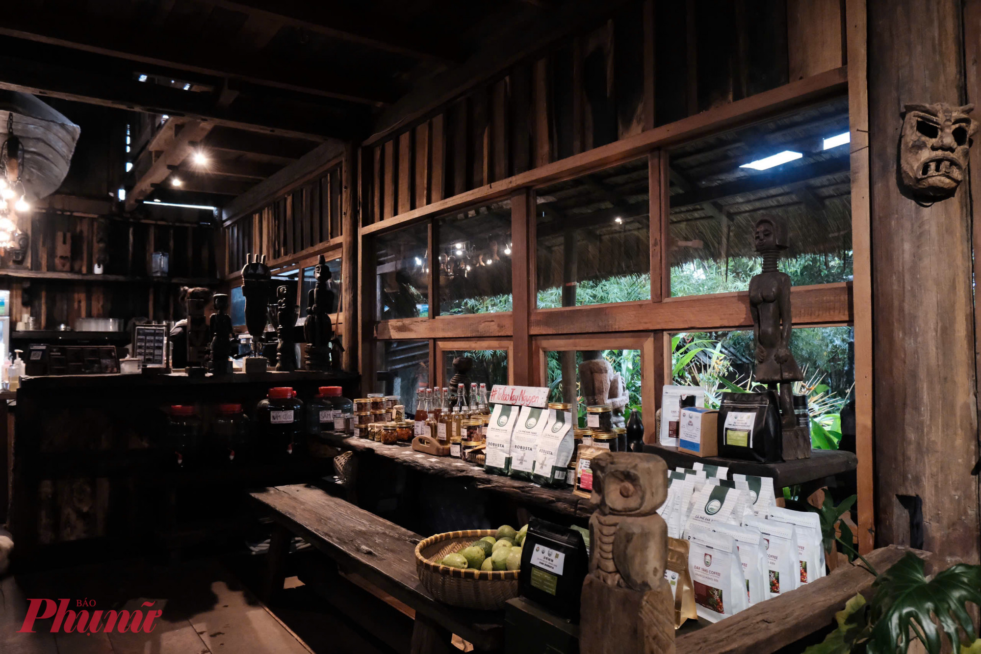 Đ&atilde; đến Pleiku chắc chắn ta sẽ kh&ocirc;ng thể bỏ qua Lem Coffee (169 T&ocirc;n Đức Thắng, phường Pleiku), một qu&aacute;n c&agrave; ph&ecirc; mang phong c&aacute;ch T&acirc;y Nguy&ecirc;n độc đ&aacute;o với chiếc view hướng thẳng ra Biển Hồ. Điểm nhấn của qu&aacute;n ch&iacute;nh l&agrave; bộ sưu tập tượng gỗ v&agrave; mặt nạ d&acirc;n gian với nhiều h&igrave;nh d&aacute;ng độc đ&aacute;o gi&uacute;p bạn hiểu th&ecirc;m về văn h&oacute;a bản địa. Bước đến đ&acirc;y, bạn sẽ cảm nhận được sự mộc mạc với gam m&agrave;u trầm ấm, b&agrave;n ghế gỗ giản dị, điểm xuyết bởi những chậu c&acirc;y xanh, tạo n&ecirc;n một cảm gi&aacute;c gần gũi v&agrave; thư th&aacute;i. Ảnh Myngoc_Vo