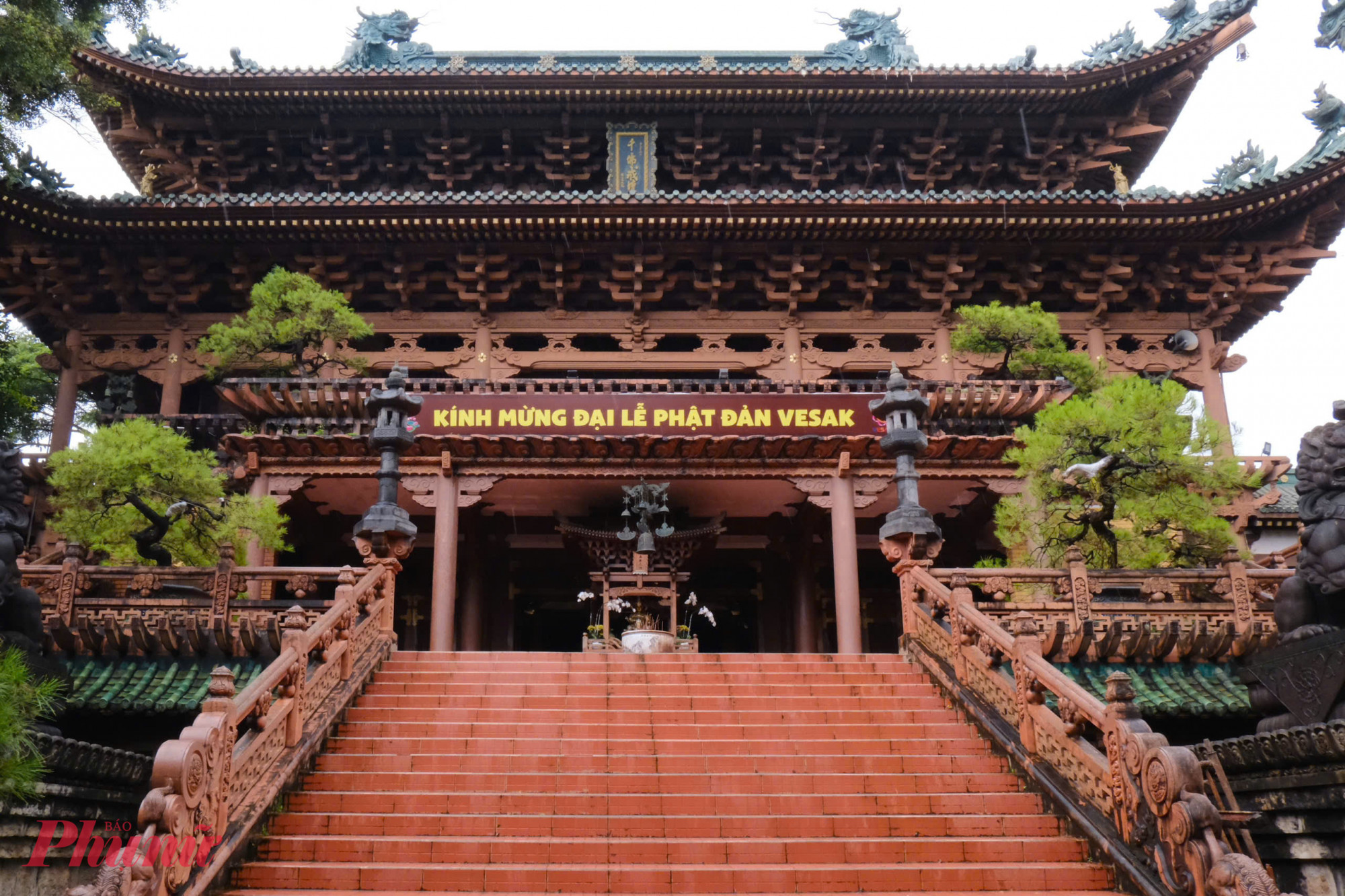V&agrave;o những ng&agrave;y th&aacute;ng 8, bầu kh&ocirc;ng kh&iacute; tại ch&ugrave;a v&ocirc; c&ugrave;ng y&ecirc;n b&igrave;nh với cơn mưa nhẹ v&agrave;o mỗi s&aacute;ng c&ugrave;ng những t&aacute;n c&acirc;y xanh rợp b&oacute;ng tạo n&ecirc;n quang cảnh thơ mộng. Một trong những điểm nhấn đặc sắc của Ch&ugrave;a Minh Th&agrave;nh ch&iacute;nh l&agrave; ng&ocirc;i bảo th&aacute;p độc đ&aacute;o cao tới 9 tầng. Th&aacute;p X&aacute; Lợi được thiết kế v&ocirc; c&ugrave;ng ấn tượng với m&agrave;u sắc sa chu kh&aacute;c lạ. Ảnh Myngoc_Vo