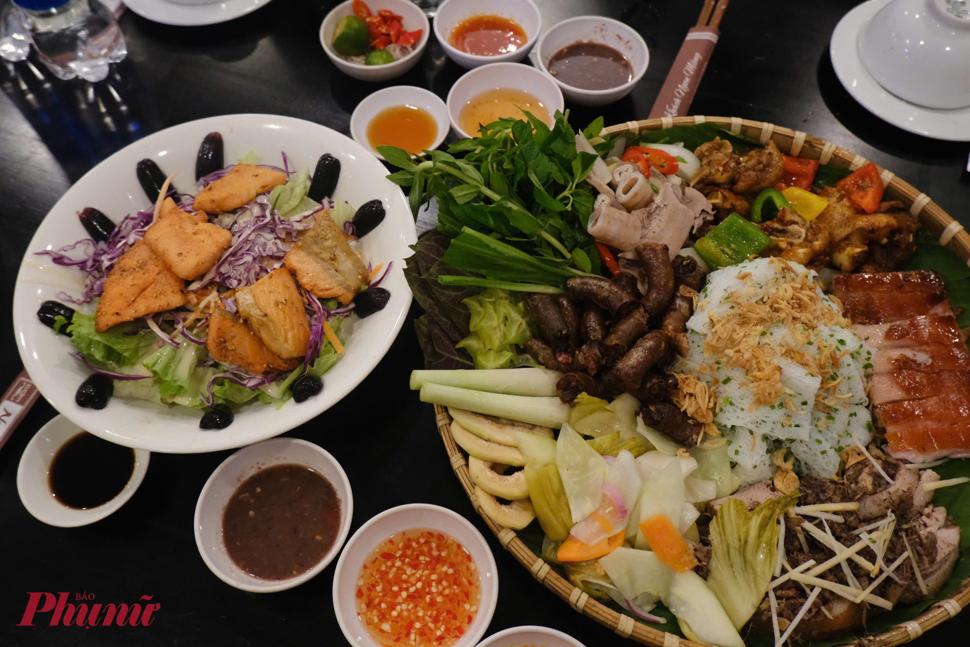V&agrave;o ng&agrave;y cuối ở Pleiku, ta n&ecirc;n một lần thử m&oacute;n cơm ni&ecirc;u hoặc mẹt heo sọc dưa 5 m&oacute;n (heo quay, sườn heo...) tại nh&agrave; h&agrave;ng Cơm ni&ecirc;u ngon 3 miền (158 Hai B&agrave; Trưng, phường Pleiku). Đ&acirc;y l&agrave; những m&oacute;n ăn đặc sắc tại phố n&uacute;i v&agrave; hương vị hấp dẫn cũng như gi&aacute; cả phải chăng (khoảng 200.000 đồng/mẹt heo) sẽ l&agrave; thứ khiến bạn 'm&ecirc; qu&ecirc;n lối về. Ảnh Myngoc_Vo