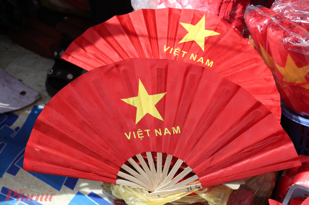 Từ cờ lớn treo ban c&ocirc;ng đến cờ cầm tay, c&aacute;c sản phẩm đều được người d&acirc;n, cơ quan, trường học t&igrave;m mua cho dịp lễ trọng đại n&agrave;y.