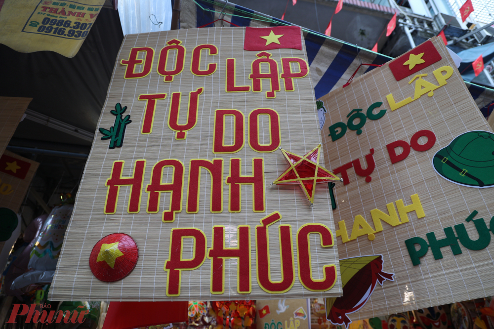 Những tấm m&agrave;nh tre được trang tr&iacute; với ti&ecirc;u ngữ Độc lập - tự do - hạnh ph&uacute;c lớn ấn tượng tr&ecirc;n phố h&agrave;ng M&atilde;.