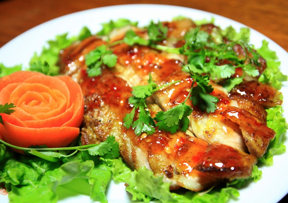 Lợn cắp n&aacute;ch l&agrave; đặc sản độc đ&aacute;o của v&ugrave;ng cao T&acirc;y Bắc, thường l&agrave; giống lợn nhỏ được nu&ocirc;i thả r&ocirc;ng tr&ecirc;n nương, chỉ nặng từ 10 đến 15kg. Thịt lợn săn chắc, da d&agrave;y gi&ograve;n v&agrave; thơm ngọt tự nhi&ecirc;n. Khi chế biến, lợn thường được l&agrave;m sạch, tẩm ướp gia vị như mắc kh&eacute;n, hạt dổi, sả, ớt&hellip; rồi nướng nguy&ecirc;n con tr&ecirc;n than hồng hoặc quay gi&ograve;n. M&oacute;n ăn c&oacute; lớp da v&agrave;ng ruộm, gi&ograve;n rụm, thịt b&ecirc;n trong mềm ngọt, đậm vị, thường được dọn trong c&aacute;c dịp lễ hội, đ&aacute;m cưới hoặc để đ&atilde;i kh&aacute;ch qu&yacute; của đồng b&agrave;o v&ugrave;ng cao.