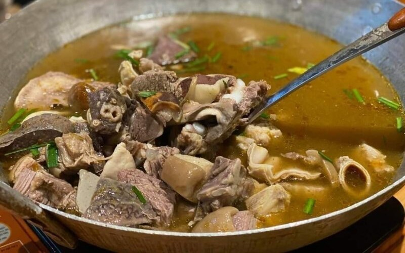 Thắng cố l&agrave; một m&oacute;n ăn đặc sản của đồng b&agrave;o H'm&ocirc;ng được l&agrave;m từ thịt ngựa, nội tạng ngựa, rau củ tươi v&agrave; c&aacute;c loại gia vị đặc trưng như gừng, tỏi, mắc kh&eacute;n... M&oacute;n ăn n&agrave;y thường được nấu trong một c&aacute;i chảo lớn, đặt tr&ecirc;n bếp than hồng.  Đặc sản T&acirc;y Bắc n&agrave;y c&oacute; hương vị thơm ngon, đậm đ&agrave;, thịt ngựa mềm v&agrave; ngọt, mang đậm bản sắc văn h&oacute;a của d&acirc;n tộc H&rsquo;M&ocirc;ng. M&oacute;n ăn n&agrave;y kh&ocirc;ng chỉ l&agrave; một m&oacute;n ăn ngon, m&agrave; c&ograve;n l&agrave; một m&oacute;n ăn mang &yacute; nghĩa tinh thần s&acirc;u sắc, thường được người H&rsquo;M&ocirc;ng d&ugrave;ng để c&uacute;ng tổ ti&ecirc;n, mừng thọ, lễ tết, tiếp đ&atilde;i kh&aacute;ch qu&yacute;&hellip;