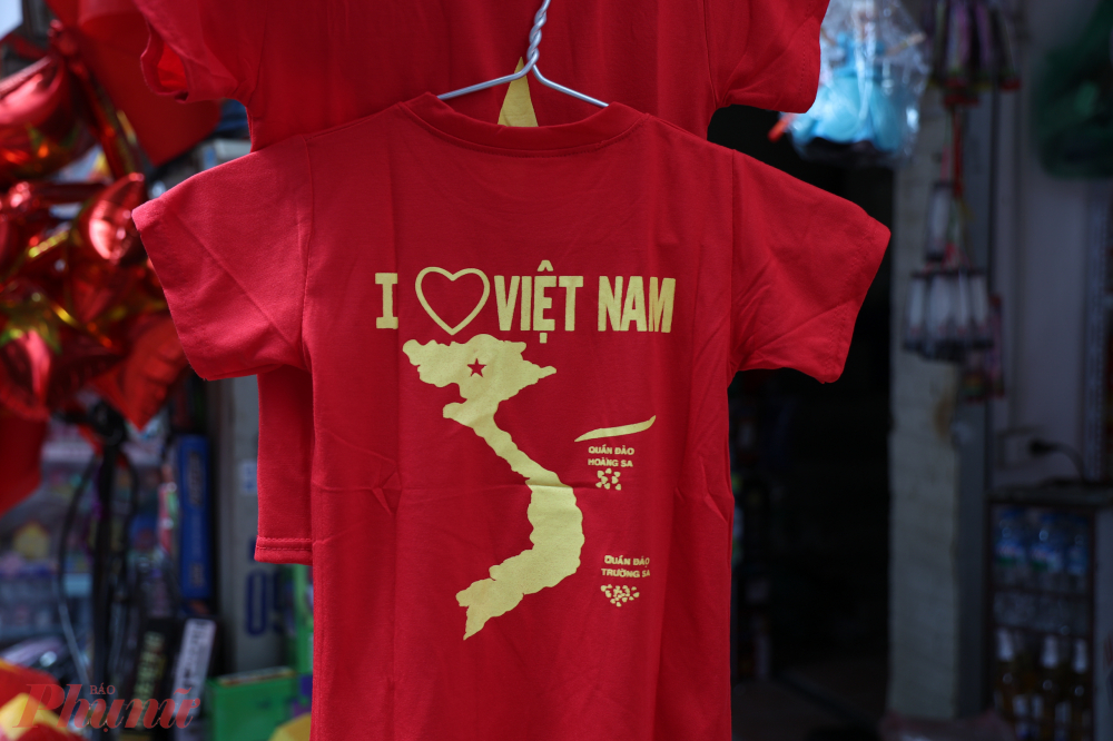 M&agrave;u &aacute;o cờ đỏ sao v&agrave;ng, in h&igrave;nh d&ograve;ng chữ t&ocirc;i y&ecirc;u Việt Nam l&agrave; một trong những sản phẩm b&aacute;n chạy trong dịp cận ng&agrave;y 2/9.