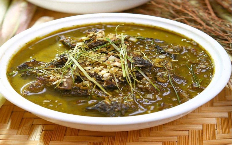 , nậm pịa l&agrave; một m&oacute;n ăn truyền thống của đồng b&agrave;o người Th&aacute;i ở v&ugrave;ng n&uacute;i T&acirc;y Bắc. M&oacute;n ăn n&agrave;y được chế biến từ c&aacute;c nguy&ecirc;n liệu ch&iacute;nh l&agrave; dạ d&agrave;y, tim, gan, phổi&hellip; v&agrave; dịch ruột non của b&ograve;, d&ecirc; hoặc tr&acirc;u. C&aacute;c nguy&ecirc;n liệu n&agrave;y được l&agrave;m sạch, th&aacute;i nhỏ v&agrave; hầm nhừ trong một nồi nước d&ugrave;ng c&oacute; gia vị đặc trưng của đồng b&agrave;o d&acirc;n tộc. Nậm pịa c&oacute; vị b&eacute;o ngậy, cay the, ban đầu hơi đắng nhưng hậu vị sẽ ngọt dần, thường được ăn k&egrave;m với c&aacute;c loại rau thơm như rau m&ugrave;i, rau h&uacute;ng...