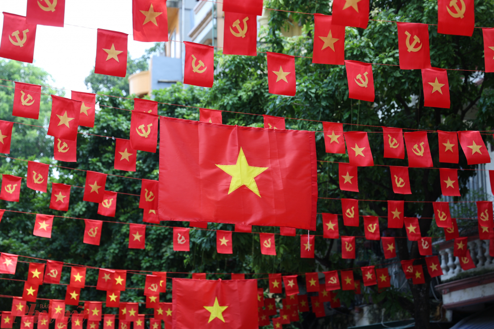 H&agrave;ng ngh&igrave;n l&aacute; cờ mini được treo cao, xếp th&agrave;nh dải d&agrave;i như tấm thảm đỏ bay tr&ecirc;n cao, dẫn lối du kh&aacute;ch kh&aacute;m ph&aacute; phố cổ.