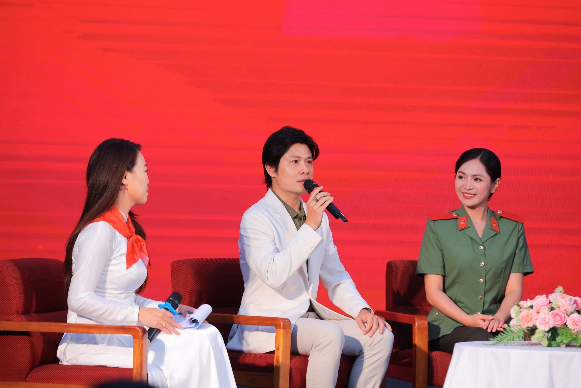 Nhạc sĩ Nguyễn Văn Chung v&agrave; ca sĩ Duy&ecirc;n Quỳnh tại buổi giao lưu, giới thiệu ca kh&uacute;c mới. Ảnh: NVCC