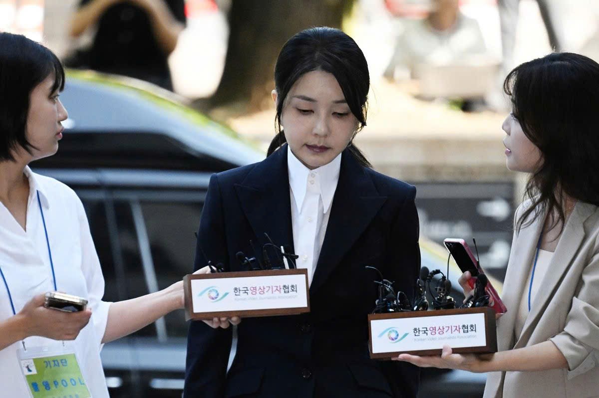 Kim Keon Hee, vợ của cựu Tổng thống Yoon Suk Yeol, tham dự phi&ecirc;n điều trần về lệnh bắt giữ b&agrave; v&igrave; tội thao t&uacute;ng cổ phiếu v&agrave; c&aacute;c c&aacute;o buộc tham nhũng kh&aacute;c - Ảnh: Yonhap