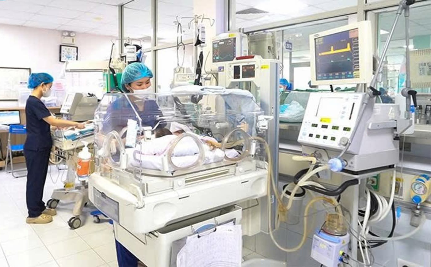 Trẻ suy h&ocirc; hấp điều trị tại Bệnh viện Nhi Trung ương - ảnh: 