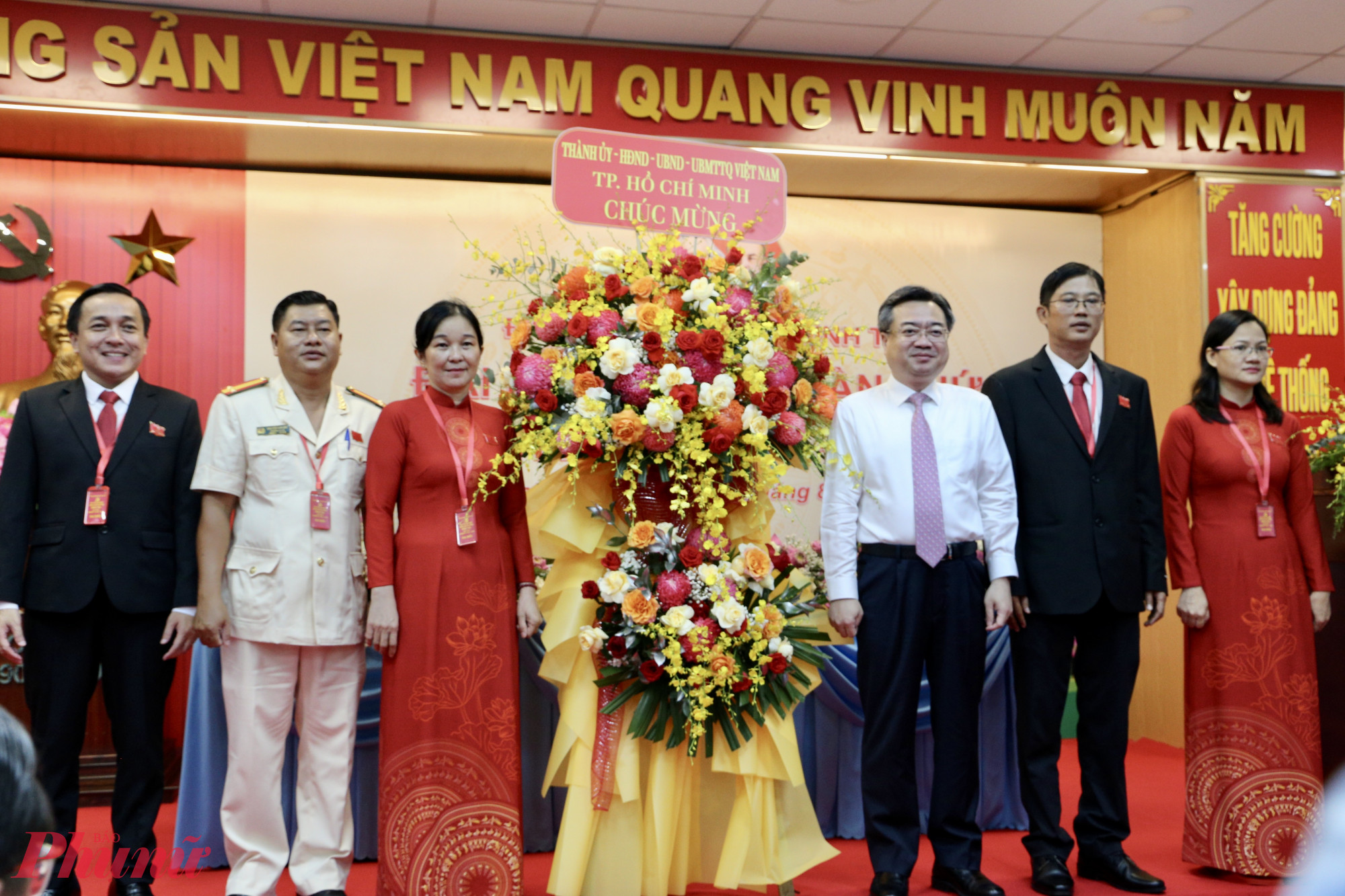 &Ocirc;ng Nguyễn Thanh Nghị - Ph&oacute; B&iacute; thư Thường trực Th&agrave;nh ủy TPHCM tặng hoa ch&uacute;c mừng Đại hội Đại biểu phường B&igrave;nh T&acirc;n - Ảnh: Thanh T&acirc;m 