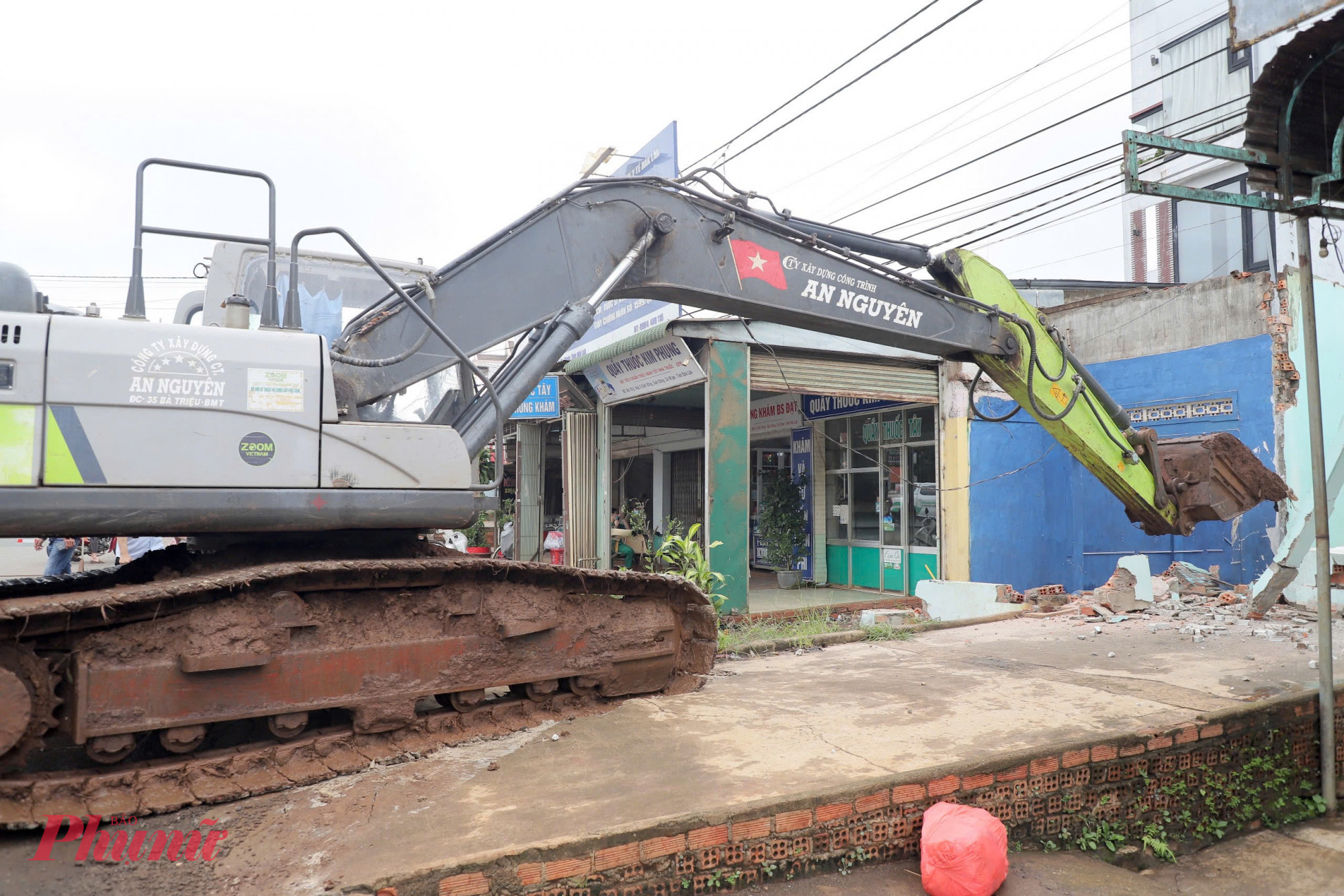 Để bảo đảm ho&agrave;n th&agrave;nh dự &aacute;n trước 30/6/2025, Bộ X&acirc;y dựng đ&atilde; c&oacute; văn bản đề nghị B&iacute; thư Tỉnh ủy, Chủ tịch UBND tỉnh Đắk Lắk tiếp tục quan t&acirc;m chỉ đạo c&aacute;c đơn vị li&ecirc;n quan của tỉnh đẩy nhanh c&ocirc;ng t&aacute;c giải ph&oacute;ng mặt bằng, ho&agrave;n th&agrave;nh b&agrave;n giao to&agrave;n bộ mặt bằng cho dự &aacute;n trước 30/5/2025.