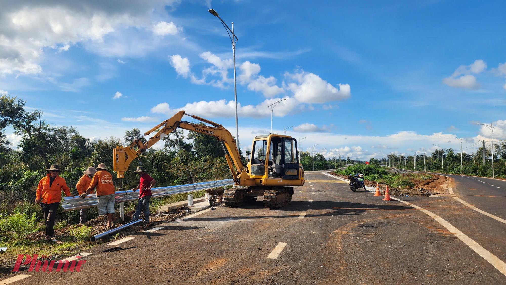 C&aacute;c đoạn  đ&atilde; c&oacute; mặt bằng sạch, c&aacute;c nh&agrave; thầu đang tranh thủ đẩy nhanh tiến độ, nỗ lực ho&agrave;n th&agrave;nh dự &aacute;n đ&uacute;ng thời hạn được gia hạn.