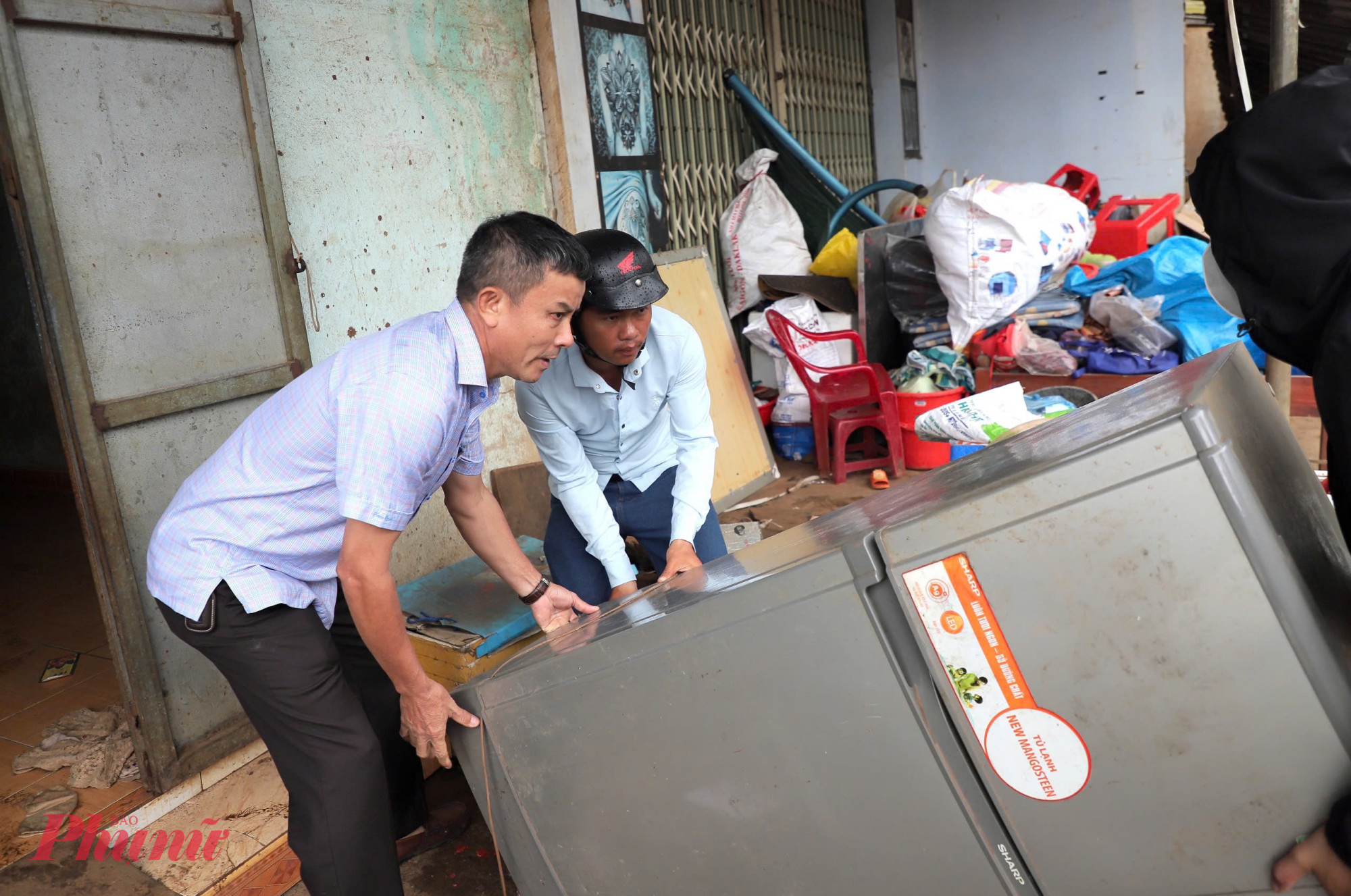 Lực lược chủ đầu tư v&agrave; ch&iacute;nh quyền địa phương hỗ trợ người d&acirc;n di dời đồ đạc, b&agrave;n giao mặt để thi c&ocirc;ng dự &aacute;n.
