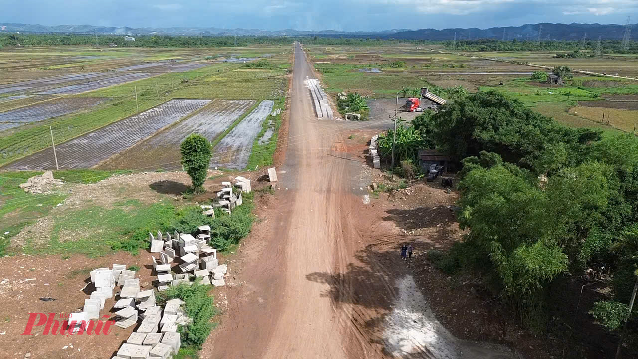 C&ocirc;ng tr&igrave;nh n&oacute;i tr&ecirc;n do Ban Quản lý dự án đ&acirc;̀u tư xây dựng công trình giao thông và nông nghiệp phát tri&ecirc;̉n nông thôn tỉnh Đắk Lắk (gọi tắt Ban A) l&agrave;m chủ đầu tư, khởi c&ocirc;ng năm 2020.