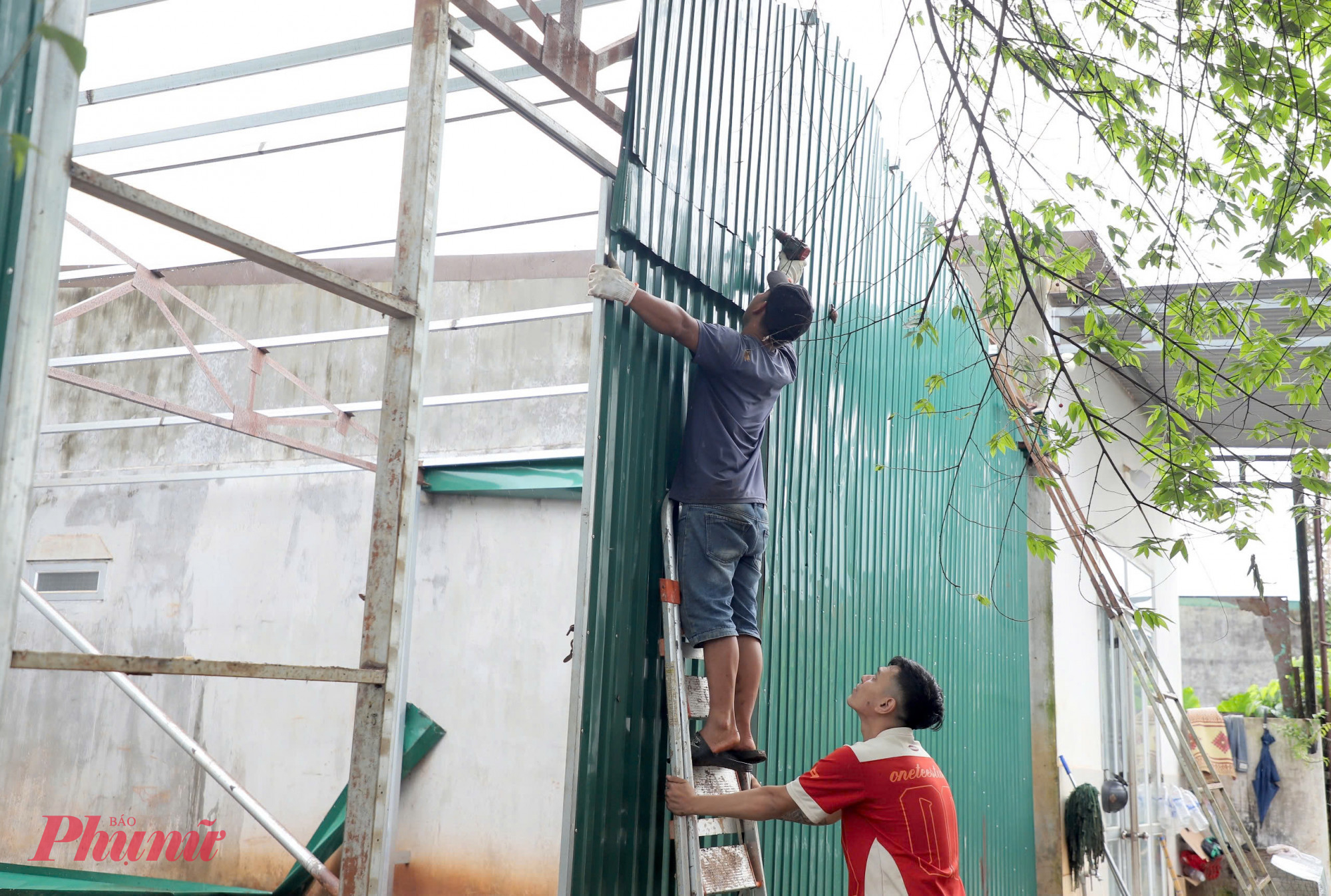 Người d&acirc;n tự gi&aacute;c th&aacute;o dỡ đồ đạc để b&agrave;n giao mặt bằng phục vụ thi c&ocirc;ng dự &aacute;n.