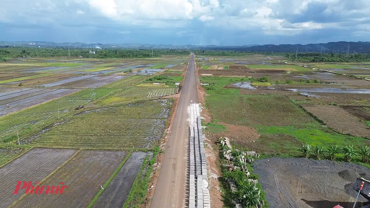 Thế nhưng, sau đ&oacute;, dự &aacute;n vẫn vướng mặt bằng n&ecirc;n kh&ocirc;ng thể ho&agrave;n th&agrave;nh theo tiến độ đ&atilde; được gia hạn. Tr&ecirc;n cơ sở kiến nghị của chủ đầu tư, Bộ X&acirc;y dựng đ&atilde; c&oacute; văn bản chấp thuận chủ trương điều chỉnh thời gian thực hiện hợp đồng đến ng&agrave;y 31/12/2025 đối với c&aacute;c g&oacute;i thầu số 03 v&agrave; 04 thuộc dự &aacute;n.   