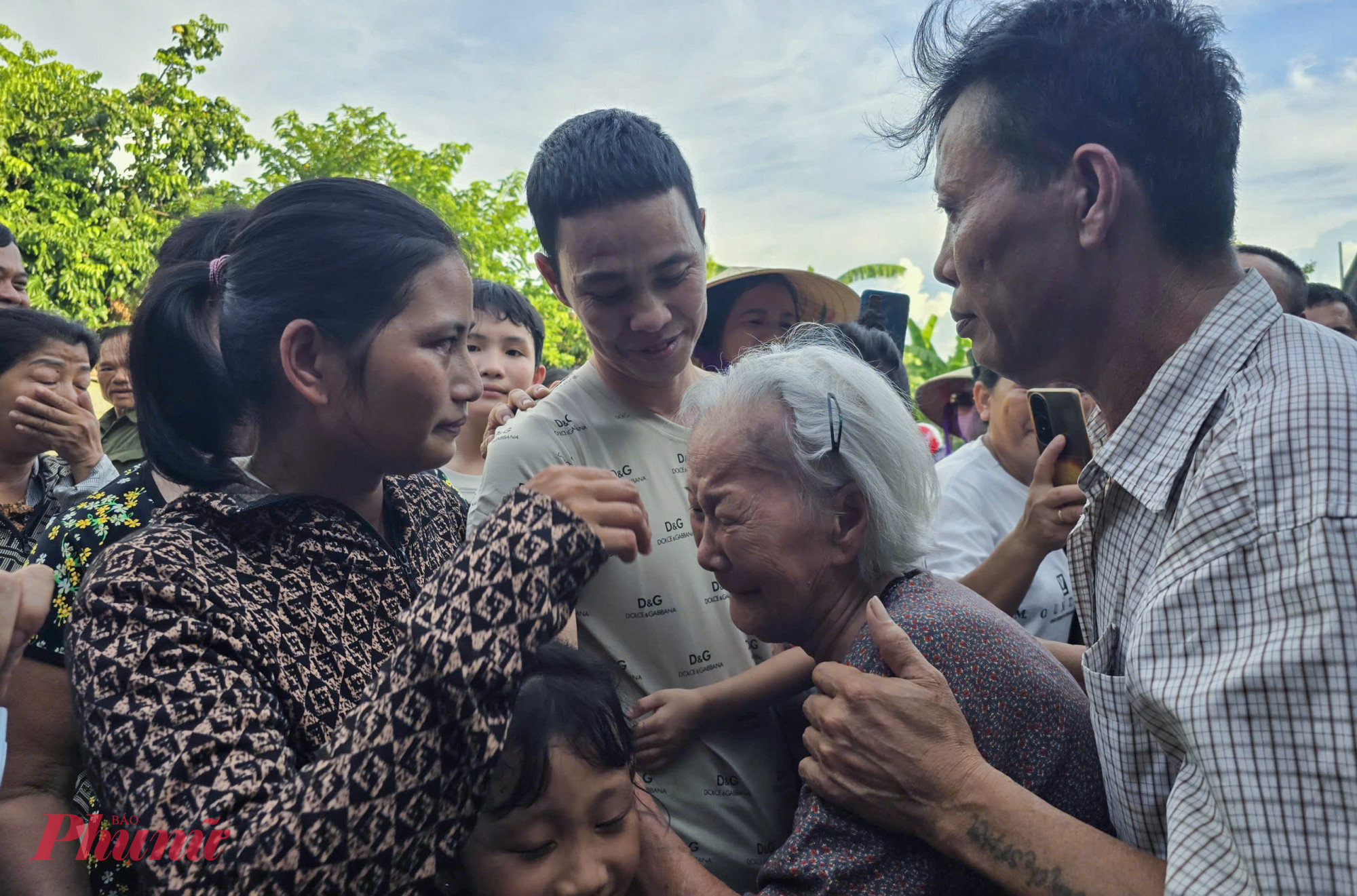 Mẹ anh Th&agrave;nh kh&oacute;c khi gặp lại con trai