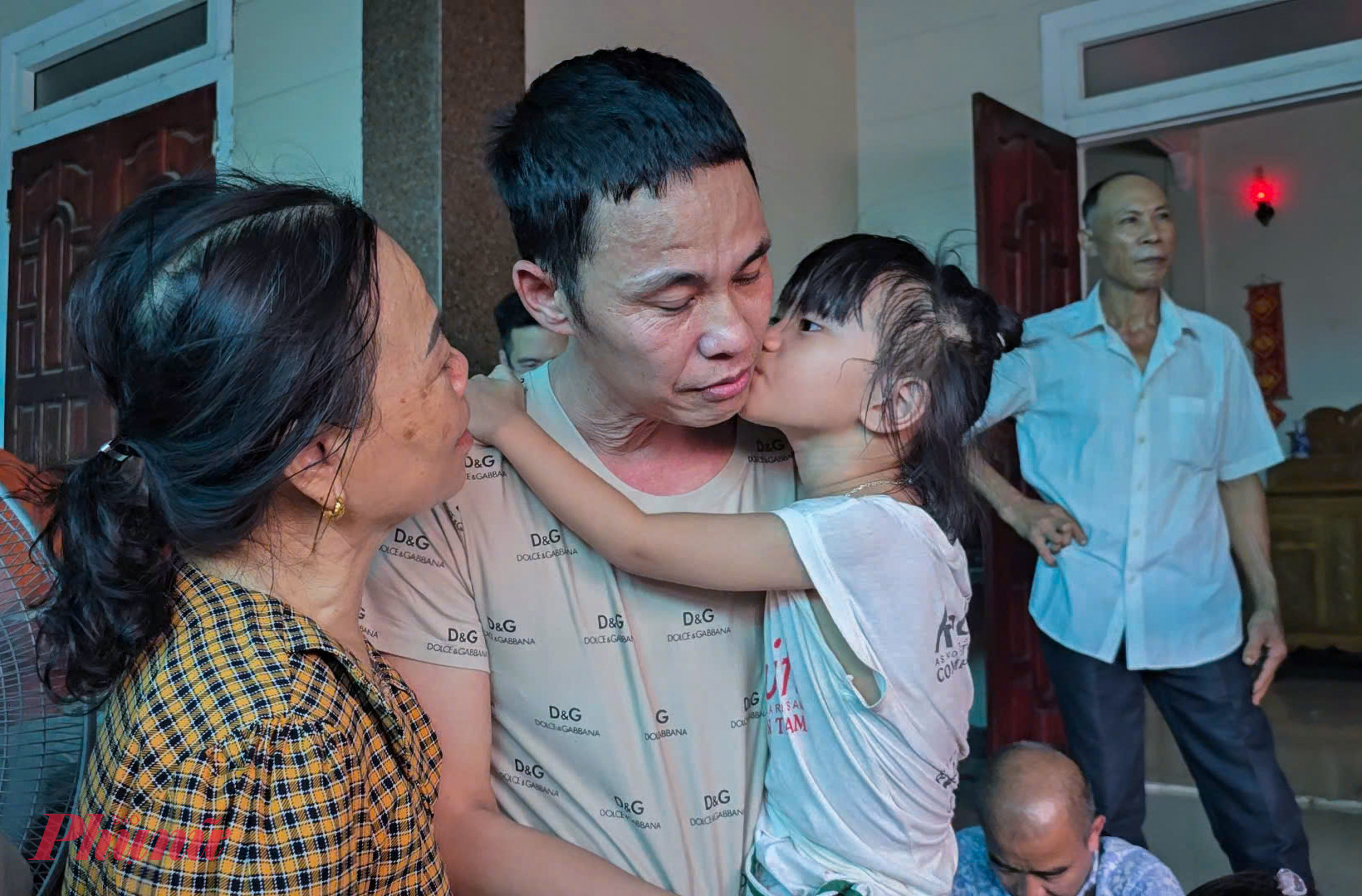 Con g&aacute;i anh Th&agrave;nh &ocirc;m lấy cha kh&ocirc;ng chịu bu&ocirc;ng sau nhiều ng&agrave;y gặp lại