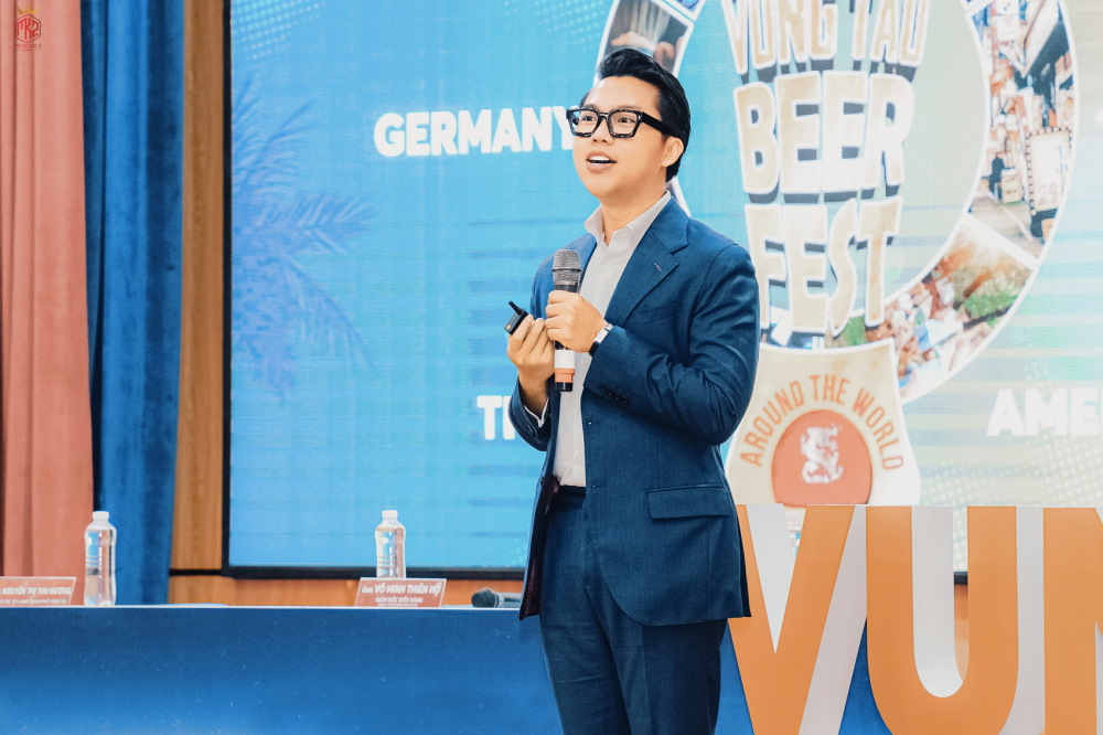 L&ecirc; Ho&agrave;i Việt ph&aacute;t biểu tại một buổi họp b&aacute;o