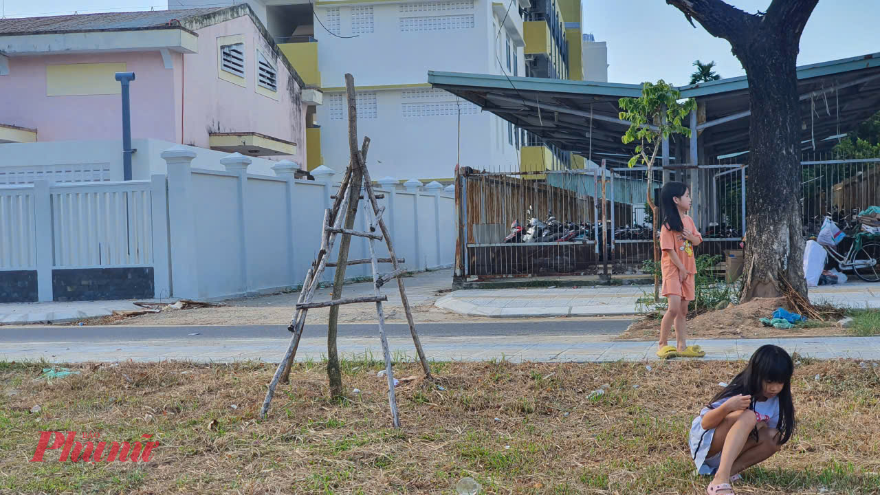 Người d&acirc;n tại khu vực H&ograve;a Thọ Đ&ocirc;ng (phường Cẩm Lệ, TP Đ&agrave; Nẵng) rất bức x&uacute;c khi dự &aacute;n c&ocirc;ng vi&ecirc;n xung quanh hồ điều tiết thuộc khu d&acirc;n cư Phong Bắc 2 được nh&agrave; nước đầu tư tiền tỉ nhưng chất lượng c&acirc;y xanh c&oacute; vấn đề.
