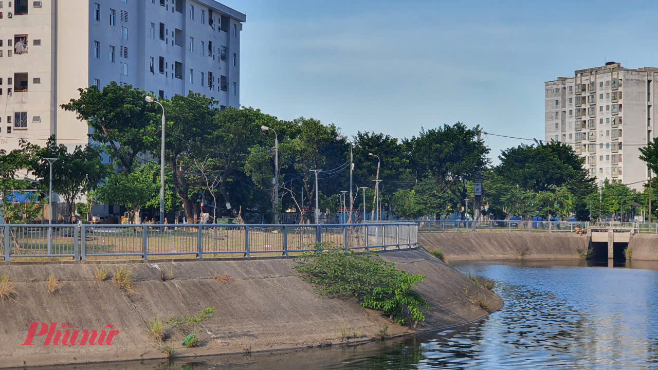 Anh Lưu Ho&agrave;ng Anh, người d&acirc;n ở khu vực cho hay: Khu c&ocirc;ng vi&ecirc;n n&agrave;y nằm b&ecirc;n cạnh h&agrave;ng loạt chung cư, trường học, l&agrave; nơi để điều ho&agrave; kh&ocirc;ng kh&iacute; nhưng chất lượng c&acirc;y cối, cảnh quan như thế n&agrave;y l&agrave; kh&ocirc;ng ổn.