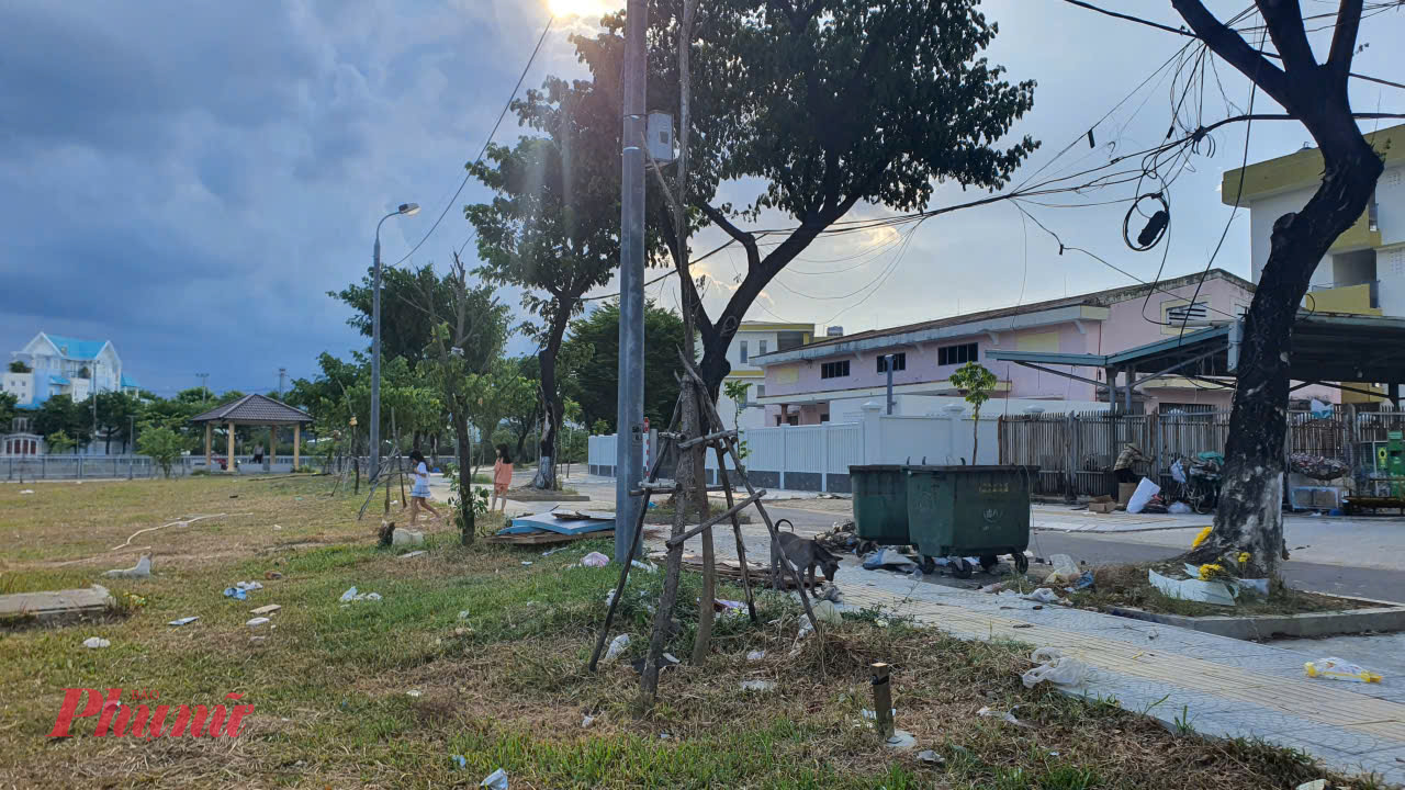 R&aacute;c thải bị vứt ngổn ngang