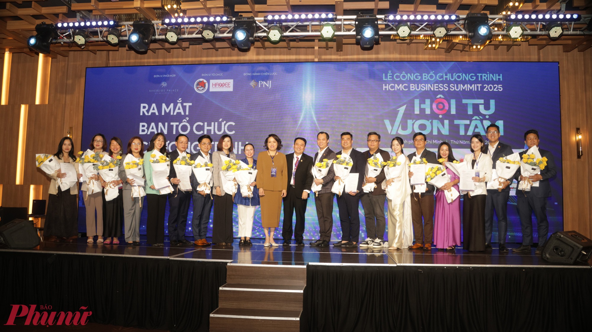 C&aacute;c th&agrave;nh vi&ecirc;n ban tổ chức tại buổi lễ - Ảnh: Thanh Hoa