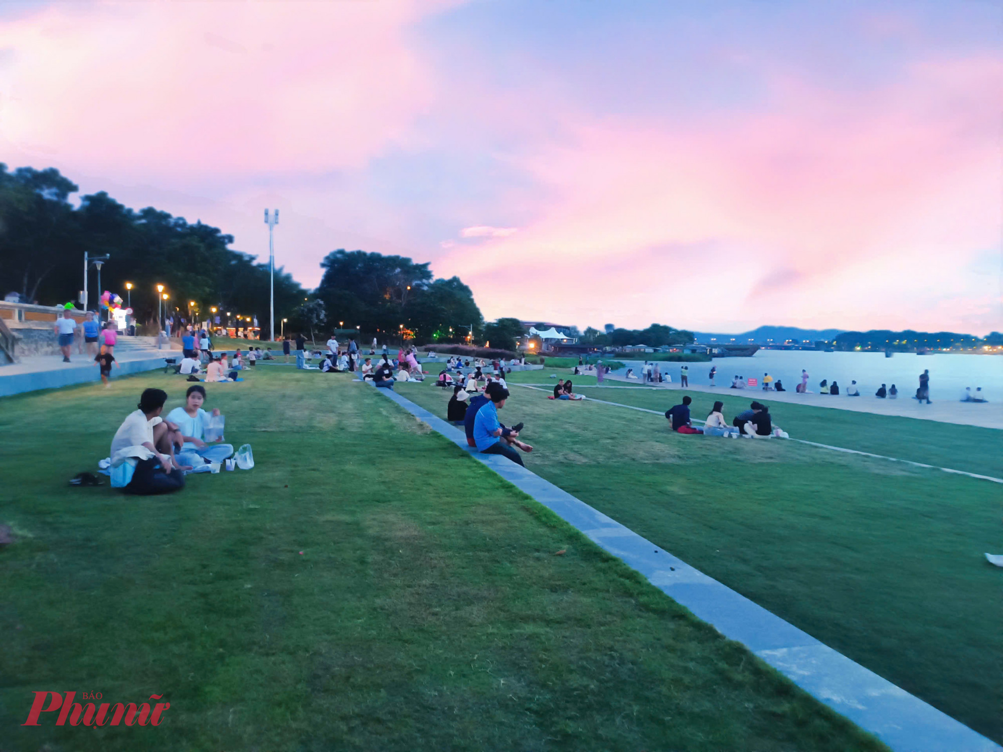 Những buổi chiều muộn l&agrave; thời điểm người d&acirc;n Huế thường chọn để picnic (ảnh Vũ Ho&agrave;i)