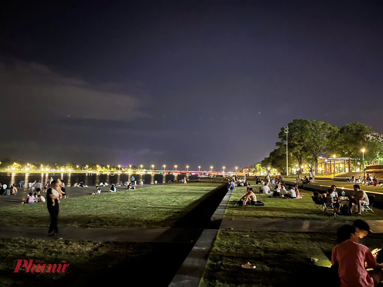 Buổi tối ở ph&iacute;a sau Bia Quốc học, mọi người picnic đ&ocirc;ng vui (ảnh Vũ Ho&agrave;i)