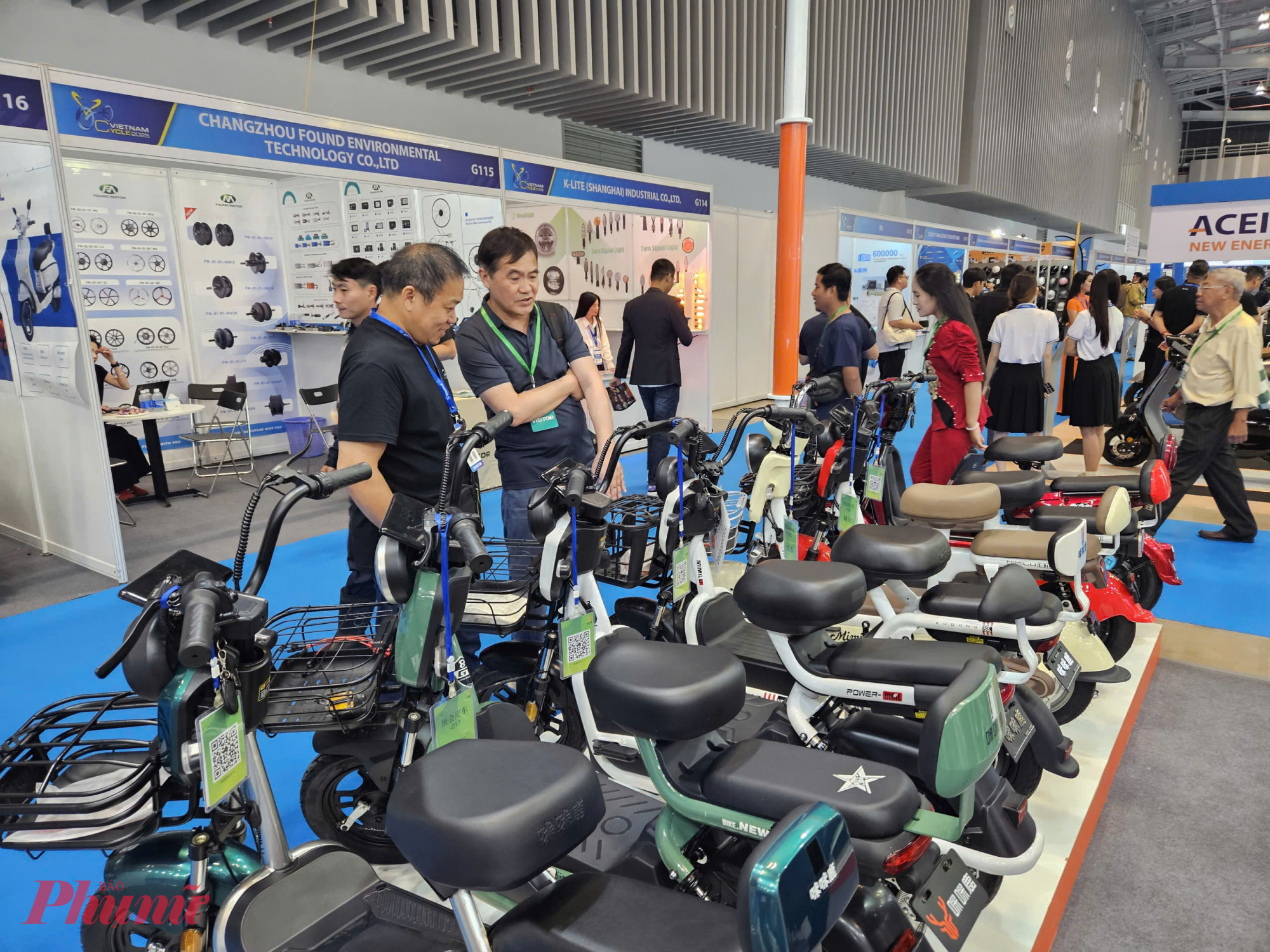 Vietnam Sport Show 2025 v&igrave; thế kh&ocirc;ng chỉ l&agrave; nơi &ldquo;so găng&rdquo; c&ocirc;ng nghệ v&agrave; gi&aacute;, m&agrave; c&ograve;n l&agrave; dịp thực tế để người mua so s&aacute;nh trực tiếp c&aacute;c mẫu xe điện &ndash; xe m&aacute;y điện &ndash; xe đạp, hỏi kỹ dịch vụ hậu m&atilde;i, kiểm chứng trải nghiệm l&aacute;i trước khi quyết định &ldquo;xuống tiền&rdquo;.