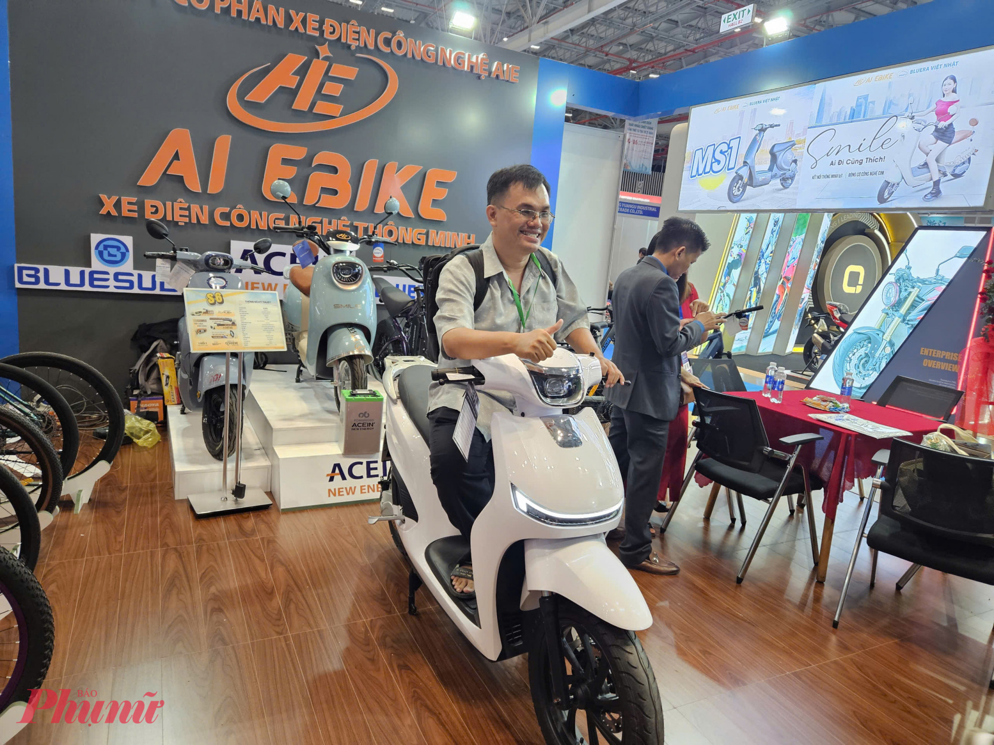 Kh&aacute;ch tham quan trải nghiệm mẫu xe m&aacute;y điện AI EBIKE tại Vietnam Sport Show 2025. Mẫu xe n&agrave;y c&oacute; gi&aacute; b&aacute;n 54,9 triệu đồng/chiếc v&agrave; được ưu đ&atilde;i giảm trực tiếp 500.000 đồng cho kh&aacute;ch mua ngay trong thời gian diễn ra sự kiện.