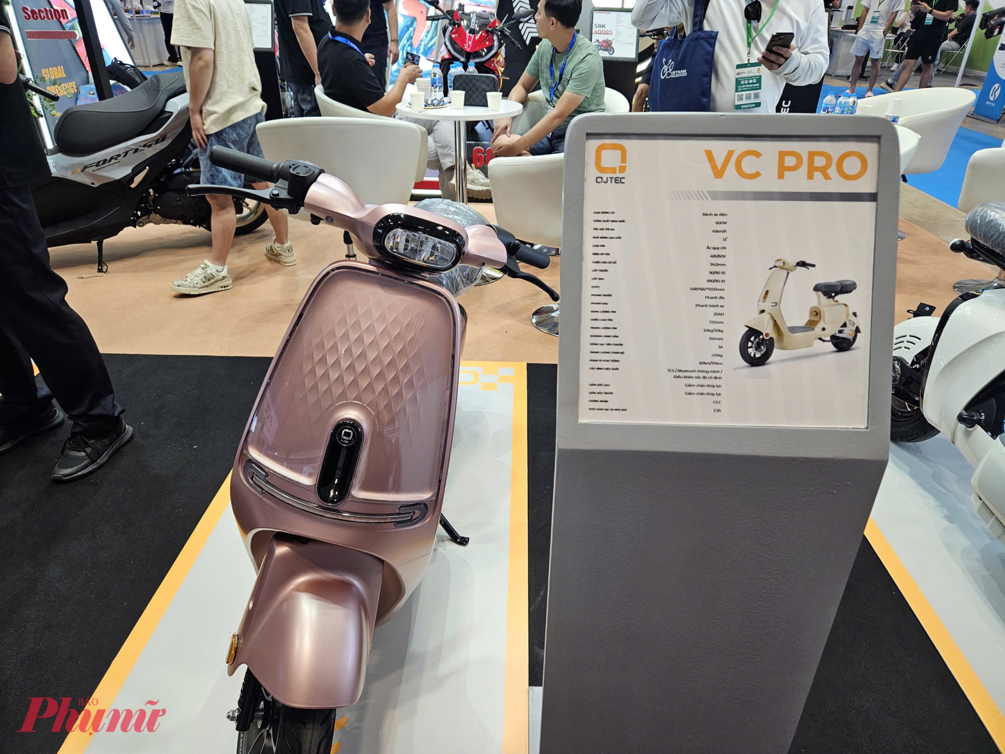 Mẫu xe m&aacute;y điện VC PRO gi&aacute; tr&ecirc;n 41 triệu đồng/chiếc (đ&atilde; bao gồm pin sạc), t&iacute;ch hợp AI điều khiển giọng n&oacute;i, thu h&uacute;t sự quan t&acirc;m v&agrave; được nhiều kh&aacute;ch h&agrave;ng hỏi mua tại sự kiện.