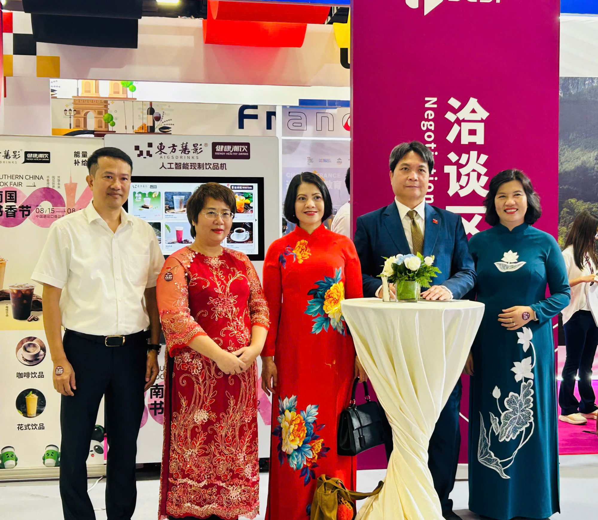 Dịch giả Nguyễn Lệ Chi c&ugrave;ng Tổng l&atilde;nh sự Việt Nam tại Quảng Ch&acirc;u (&ocirc;ng Nguyễn Việt Dũng, thứ hai, từ phải sang) c&ugrave;ng c&aacute;c c&aacute;n bộ L&atilde;nh sự qu&aacute;n