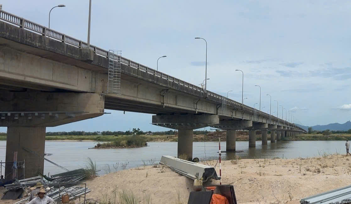 Cầu Đ&agrave; Rằng - nơi đang được thi c&ocirc;ng, sửa chữa - Ảnh: M.N.