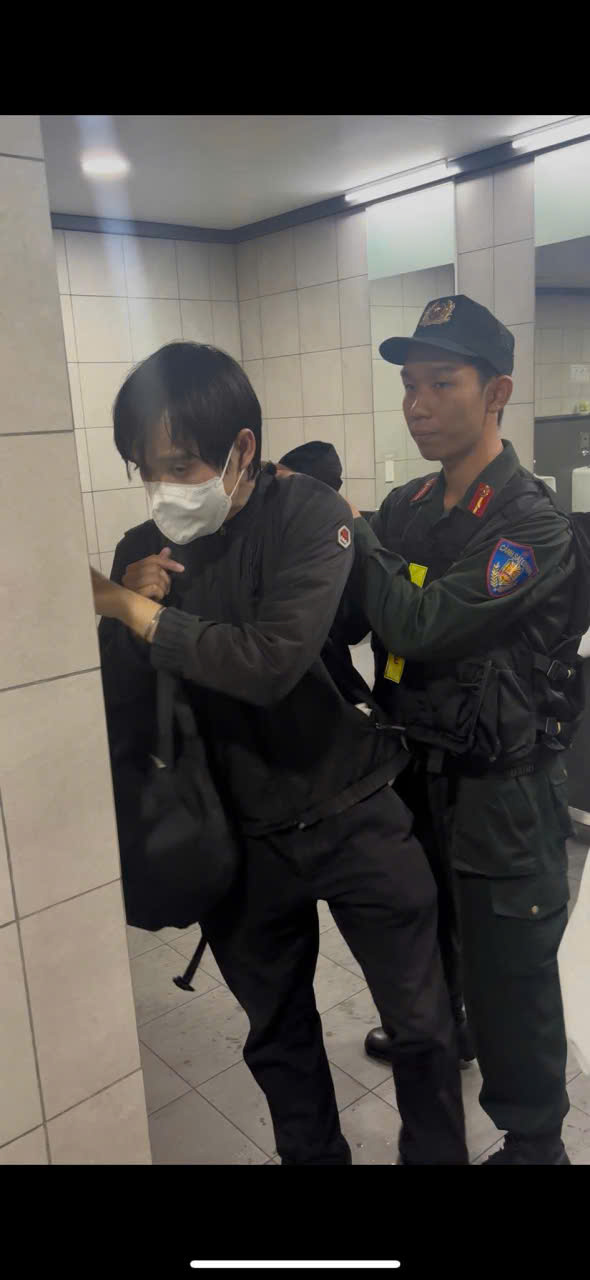C được c&ocirc;ng an đưa đi.