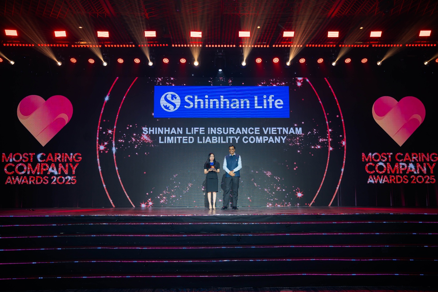 Đại diện Shinhan Life Việt Nam nhận giải thưởng &ldquo;Doanh nghiệp quan t&acirc;m, chăm s&oacute;c nh&acirc;n vi&ecirc;n tuyệt vời nhất năm 2025&rdquo; tại sự kiện vinh danh được HR Asia tổ chức v&agrave;o tối 14/8