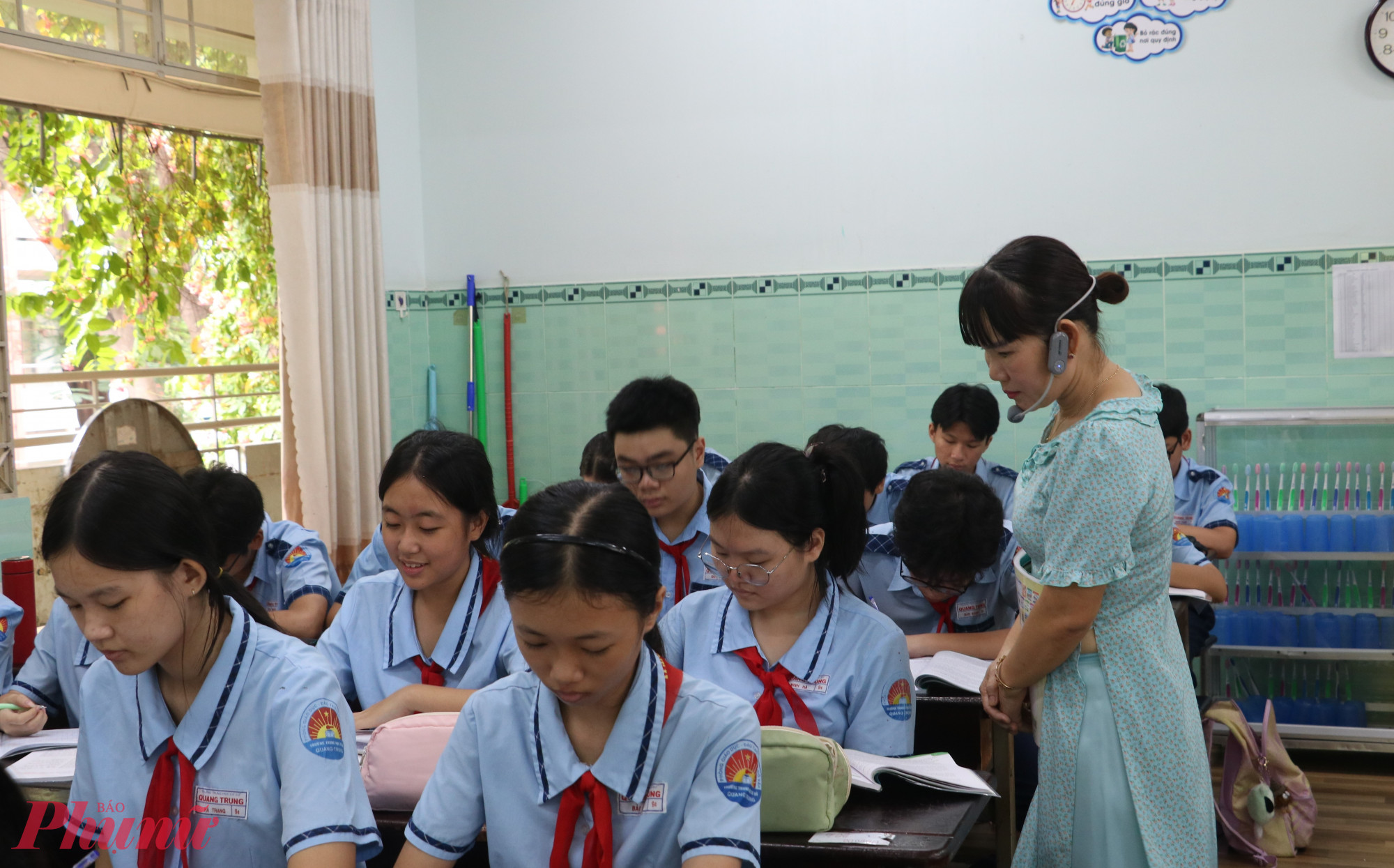 Học sinh v&agrave; gi&aacute;o vi&ecirc;n Trường THCS Quang Trung trong một tiết học m&ocirc;n ngữ văn - Ảnh: Trang Thư