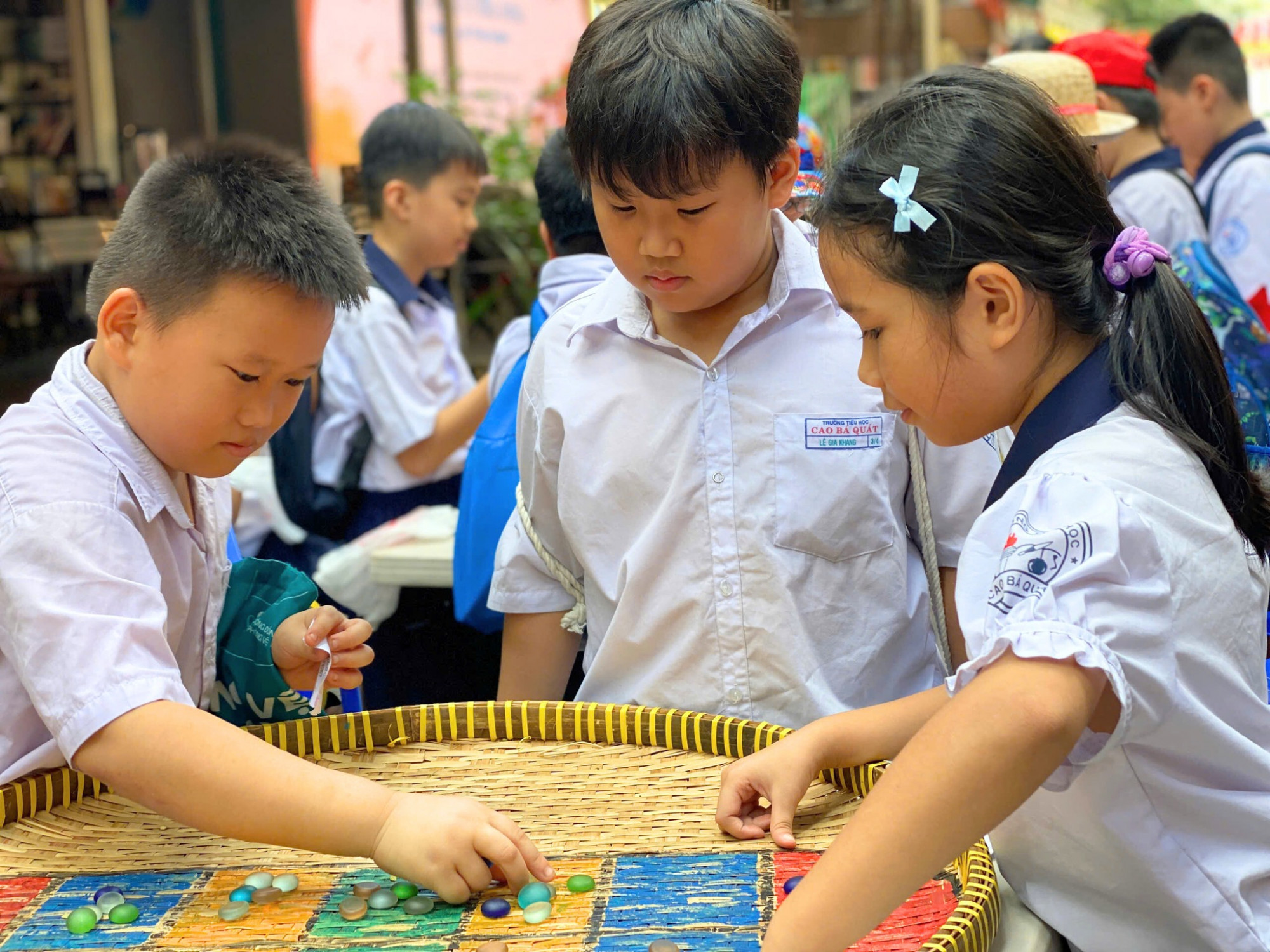 Đ&ecirc;́n Đường sách, các em nhỏ còn được trải nghi&ecirc;̣m các trò chơi d&acirc;n gian - Ảnh: Đường sách TPHCM