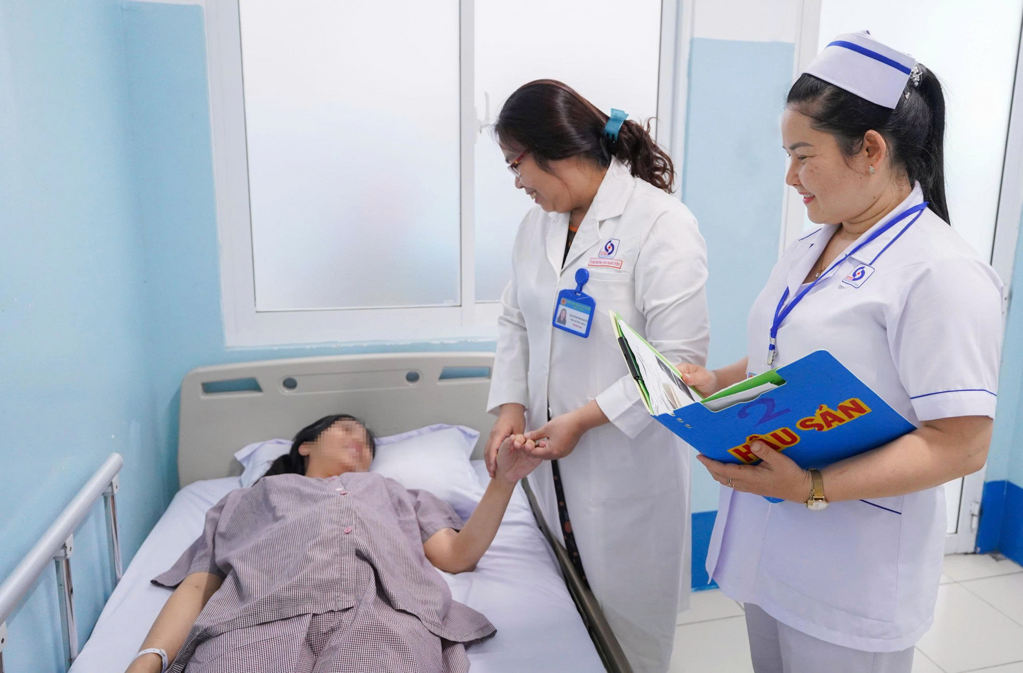 Sản phụ được b&aacute;c sĩ thăm kh&aacute;m sau ca vượt cạn (ảnh BVCC)
