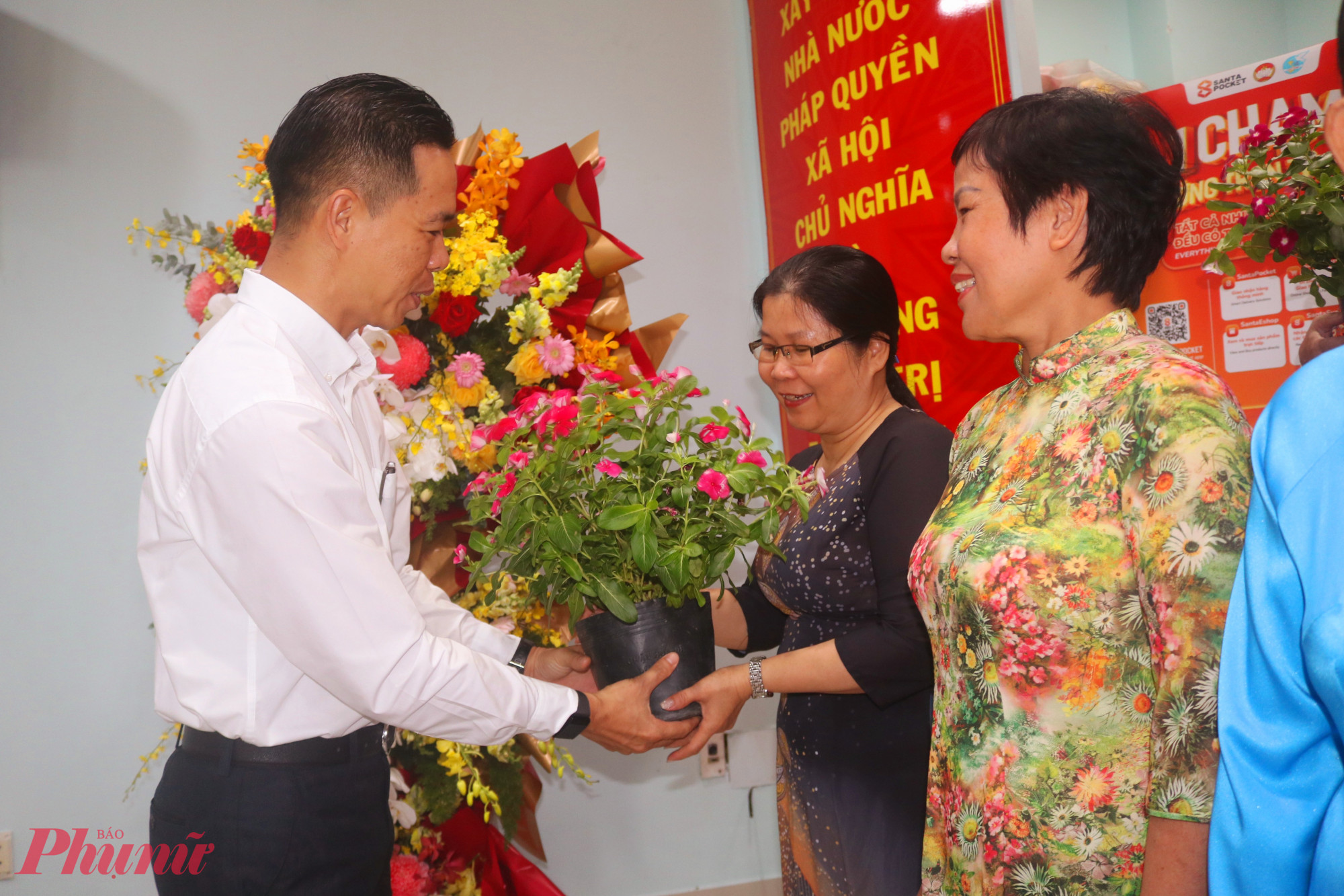 Để động vi&ecirc;n c&aacute;n bộ, hội vi&ecirc;n t&iacute;ch cực tham gia phong tr&agrave;o x&acirc;y dựng &ldquo;Bến Th&agrave;nh mu&ocirc;n sắc hoa&rdquo;, tại chương tr&igrave;nh, Hội LHPN phường đ&atilde; tặng c&aacute;c chậu hoa tươi đến 30 chi hội phụ nữ tr&ecirc;n địa b&agrave;n. Trong ảnh l&agrave; &ocirc;ng Nguyễn Kim Đức &ndash; Ph&oacute; b&iacute; thư trường trực Đảng uỷ phường Bến Thanh &ndash; trao chậu hoa cho đại diện c&aacute;c chi hội - Ảnh: Mẫn Nhi