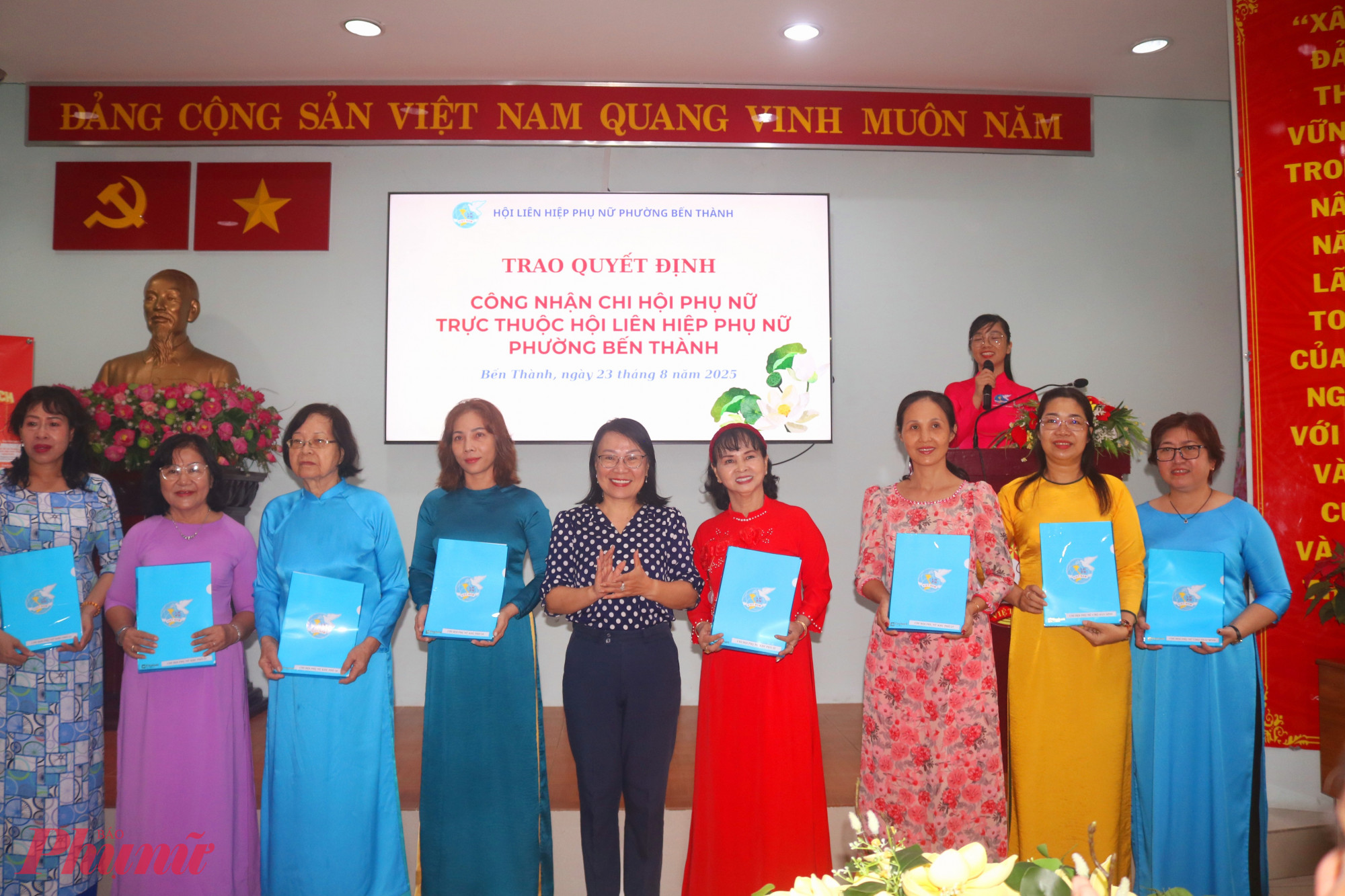 Hội trao quyết định c&ocirc;ng nhận c&aacute;c chi hội trực thuộc - Ảnh: Mẫn Nhi
