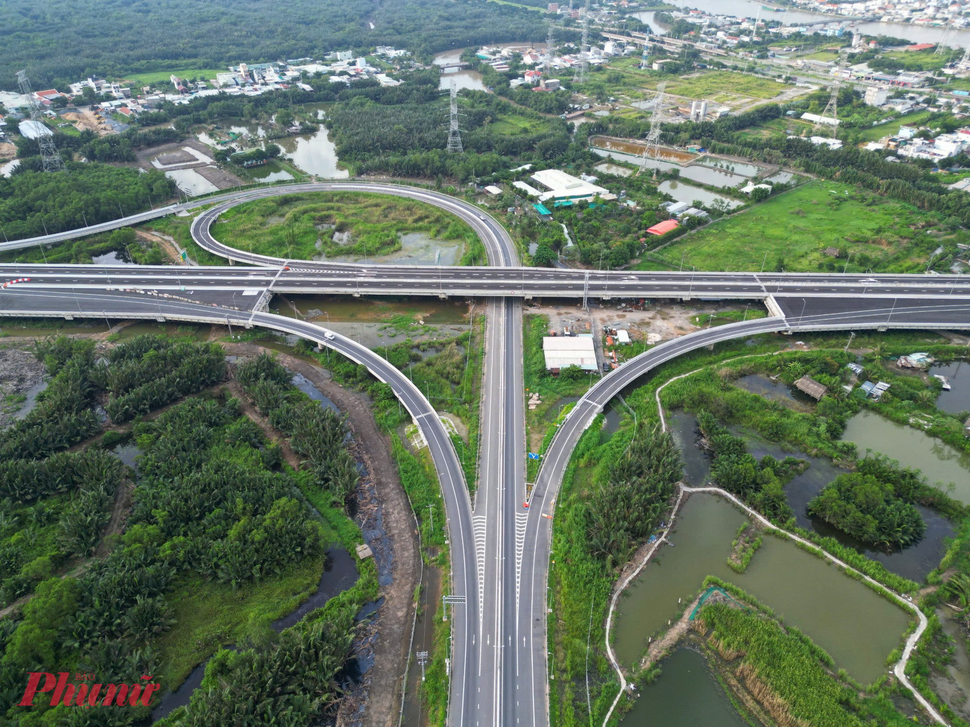 Một đoạn cầu cạn nối từ n&uacute;t giao T&acirc;n Tạo đến cầu B&igrave;nh Kh&aacute;nh, thuộc g&oacute;i thầu J1, đ&atilde; được thảm nhựa v&agrave; sơn vạch kẻ đường ho&agrave;n chỉnh, sẵn s&agrave;ng đưa v&agrave;o khai th&aacute;c.