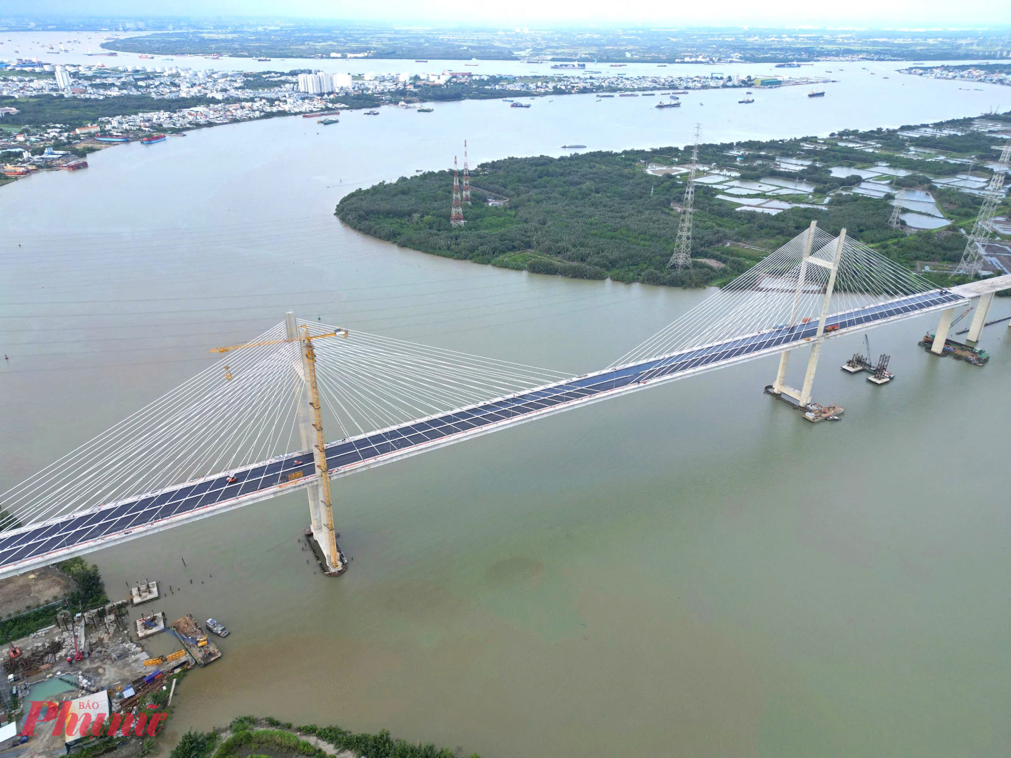 Cầu B&igrave;nh Kh&aacute;nh thuộc g&oacute;i thầu J1 (x&acirc;y dựng cầu B&igrave;nh Kh&aacute;nh v&agrave; đường dẫn) tr&ecirc;n tuyến cao tốc Bến Lức - Long Th&agrave;nh. Cầu B&igrave;nh Kh&aacute;nh bắc qua s&ocirc;ng So&agrave;i Rạp, nối huyện Nh&agrave; B&egrave; với huyện Cần Giờ trước đ&acirc;y của TPHCM. Cầu c&oacute; tổng chiều d&agrave;i hơn 2,76 km, trong đ&oacute; phần cầu ch&iacute;nh d&agrave;i 765 m.